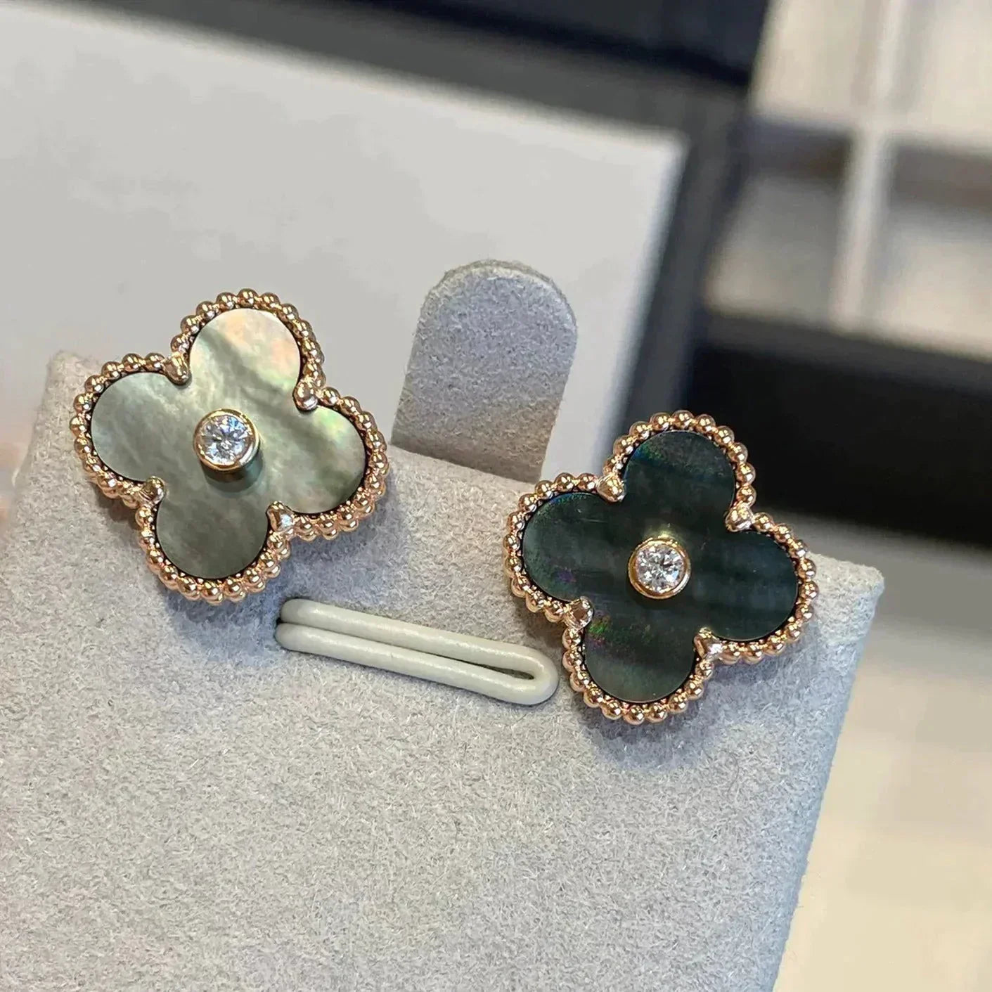 [Marin-Jewelry]CLOVER MEDIUM 1 MOTIFS GRAY MOP  DIAMOND EARRINGS