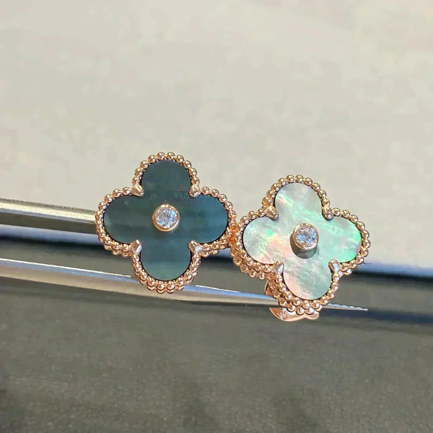 [Marin]CLOVER MEDIUM 1 MOTIFS GRAY MOP  DIAMOND EARRINGS
