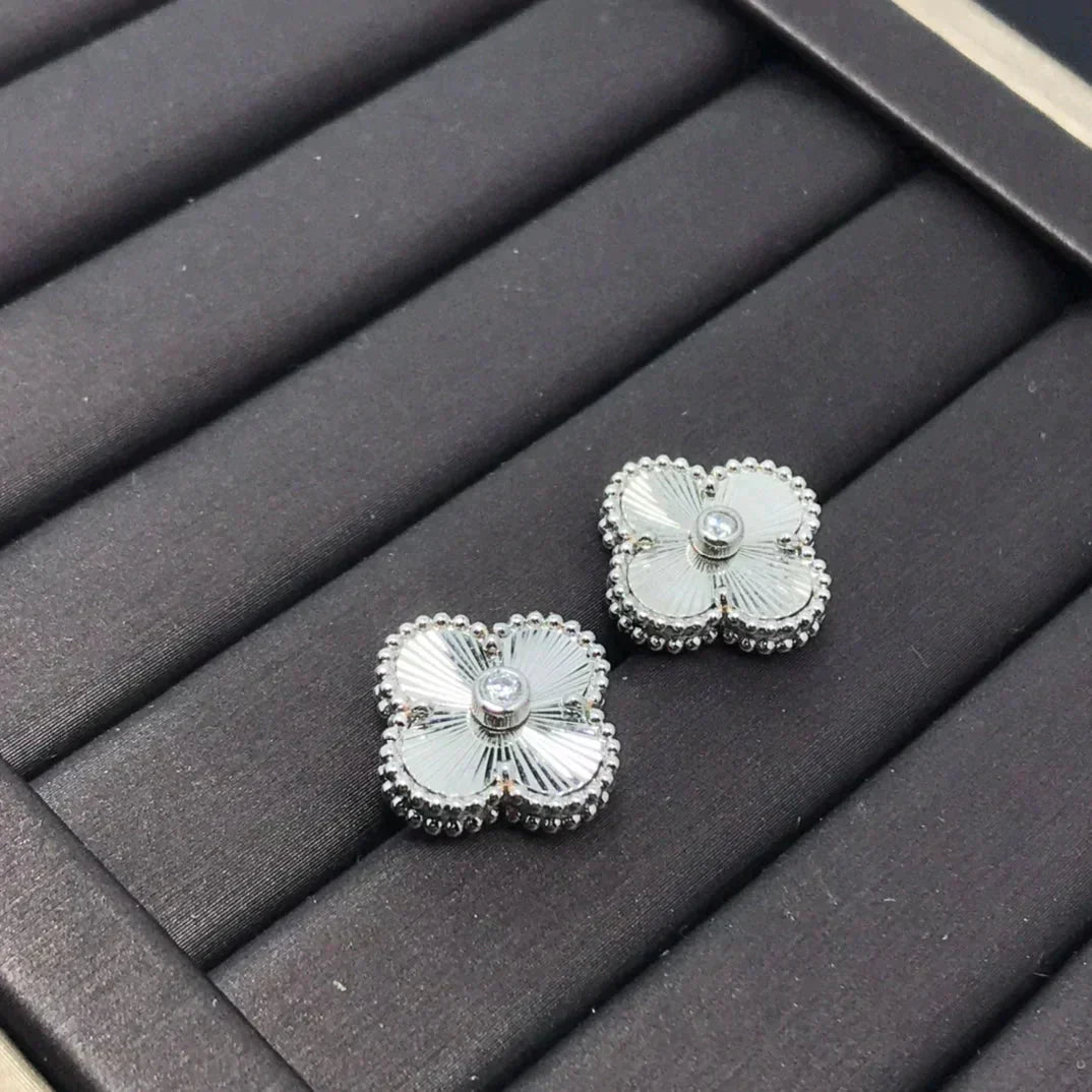 [Marin-Jewelry]CLOVER MINI 9.5MM LASER EARRINGS
