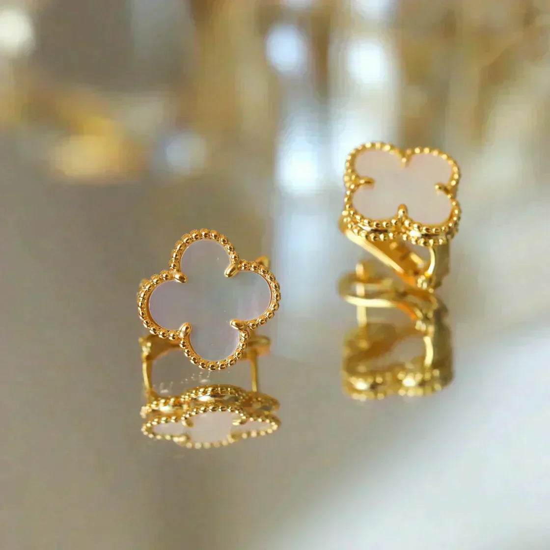 [Marin]CLOUS D'OREILLES CLOVER MEDIUM 1 MOTIF NACRE BLANCHE