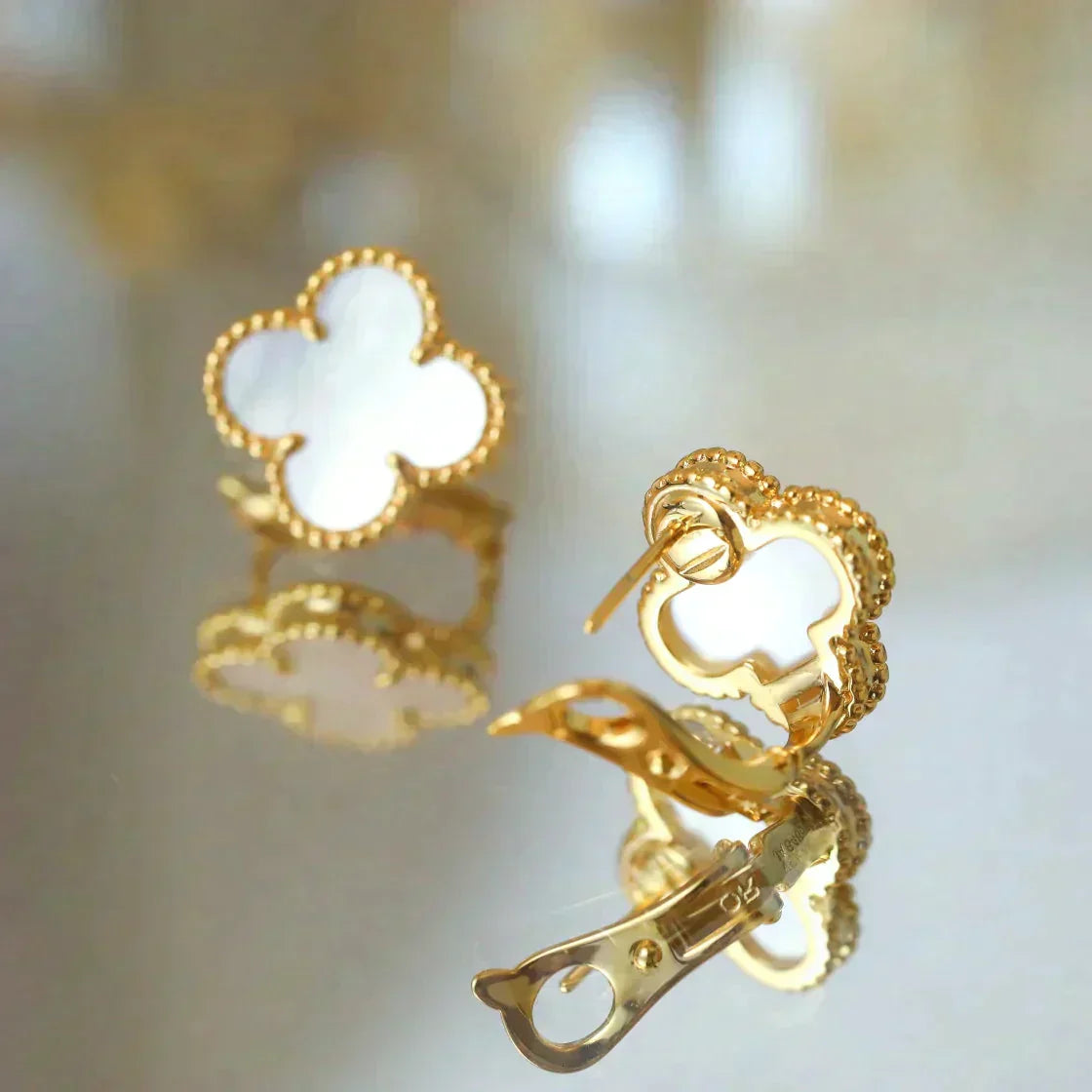 [Marin]CLOUS D'OREILLES CLOVER MEDIUM 1 MOTIF NACRE BLANCHE