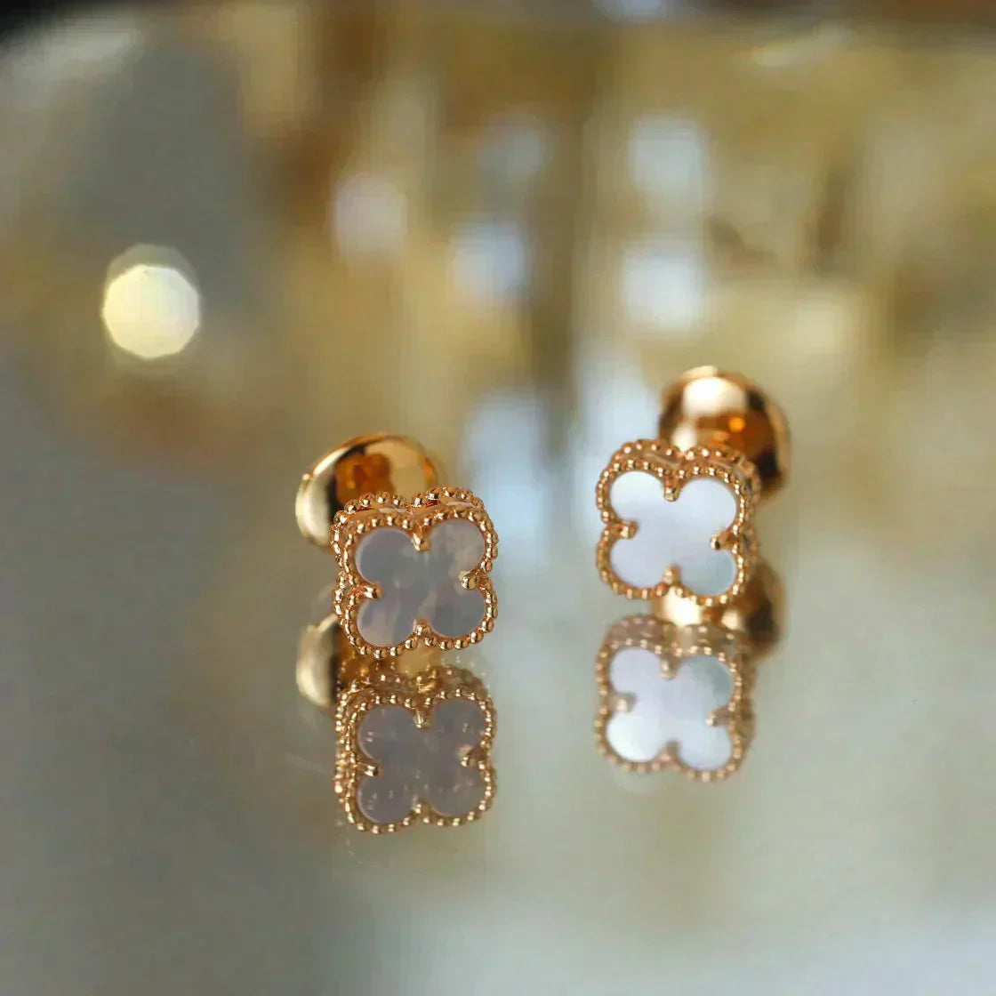 [Marin]BOUCLES D'OREILLES CLOVER MINI 9,5 MM EN NACRE BLANCHE