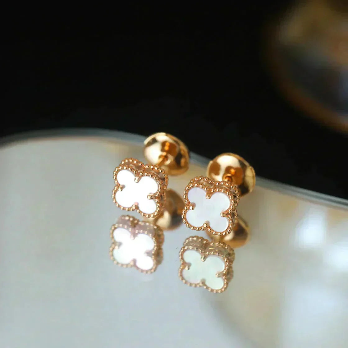 [Marin]BOUCLES D'OREILLES CLOVER MINI 9,5 MM EN NACRE BLANCHE