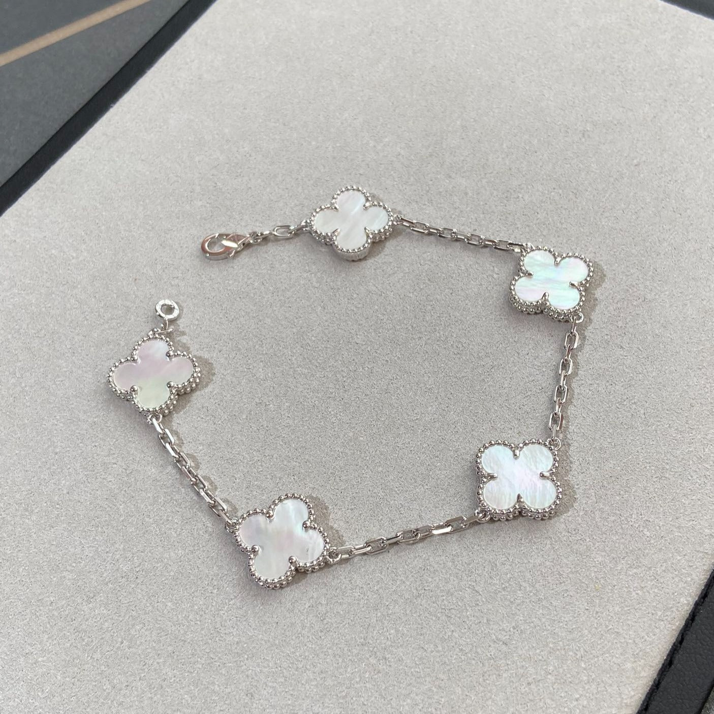 [⭐Shinejoy]CLOVER WHITE PEARL MOP 5 MOTIF BRACELET COLLECTION