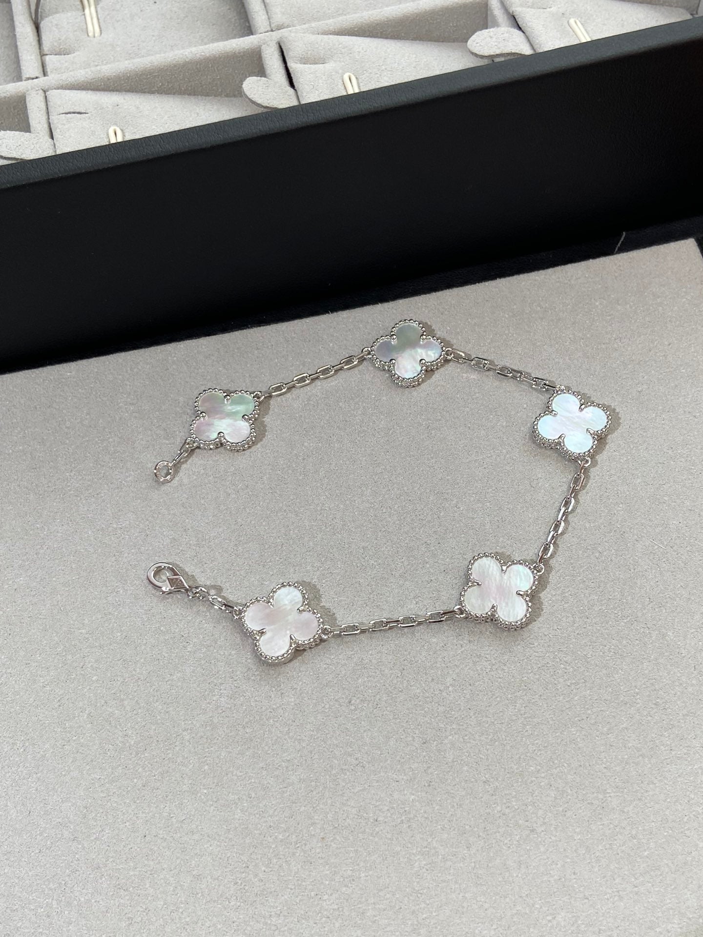[⭐Shinejoy]CLOVER WHITE PEARL MOP 5 MOTIF BRACELET COLLECTION