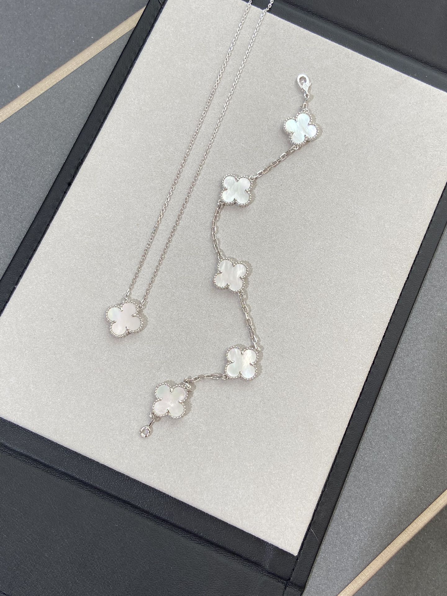 [⭐Shinejoy]CLOVER WHITE PEARL MOP 5 MOTIF BRACELET COLLECTION