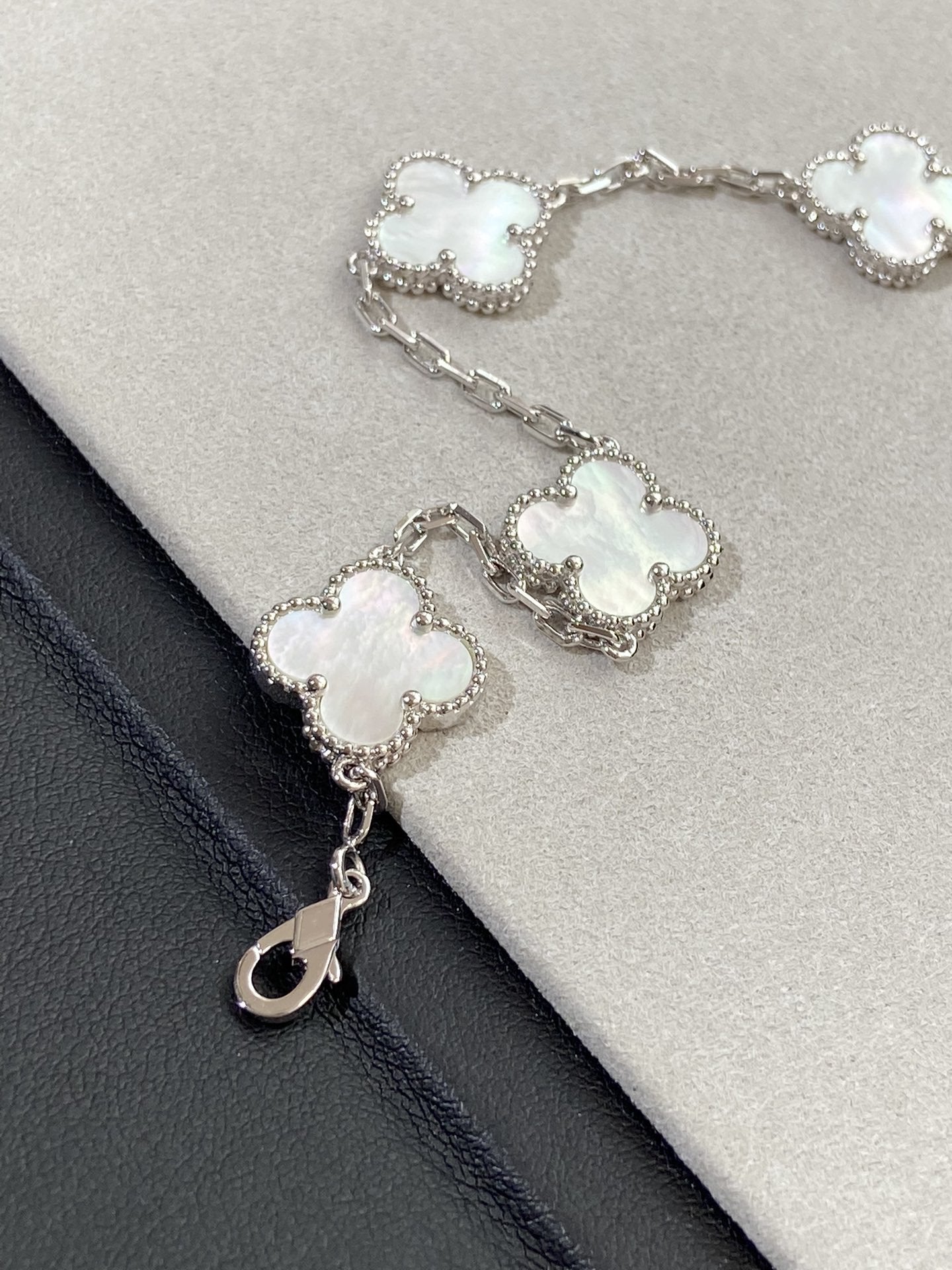 [Marin]CLOVER WHITE PEARL MOP 5 MOTIF BRACELET COLLECTION