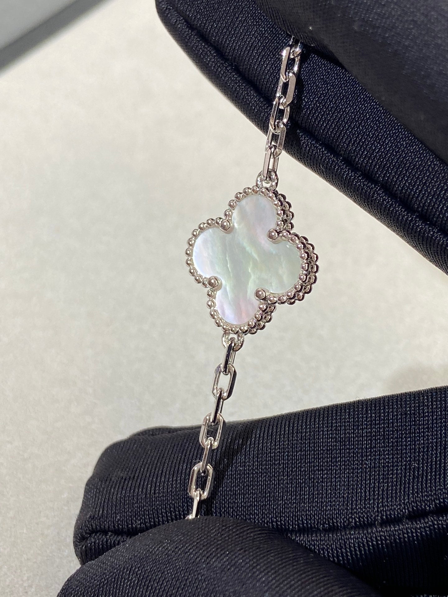 [⭐Shinejoy]CLOVER WHITE PEARL MOP 5 MOTIF BRACELET COLLECTION