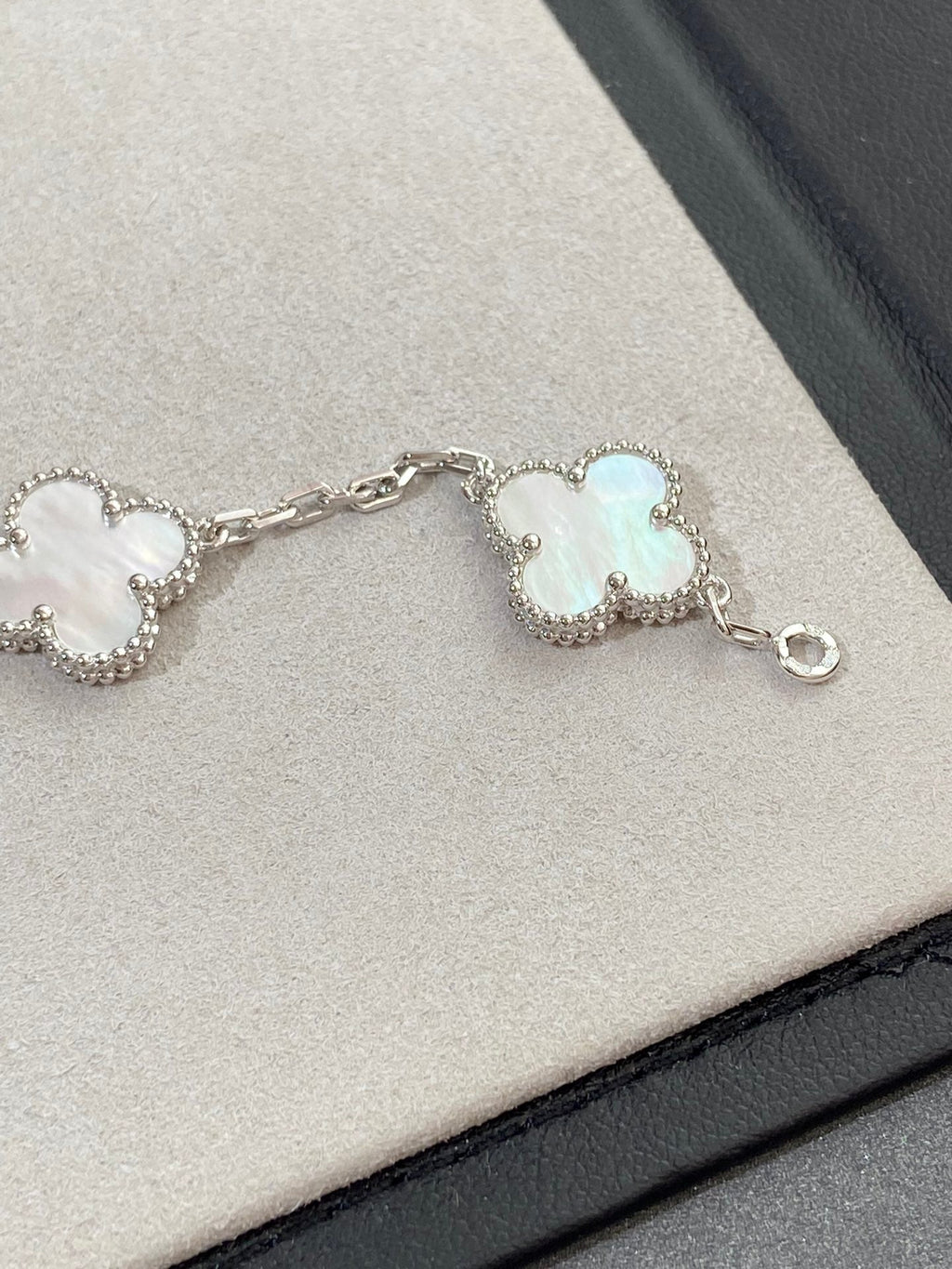 [⭐Shinejoy]CLOVER WHITE PEARL MOP 5 MOTIF BRACELET COLLECTION