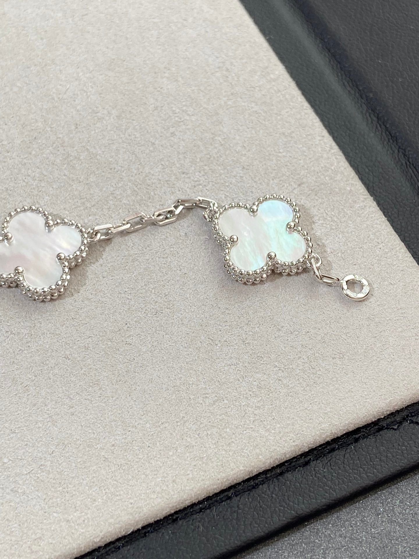 [Marin-Jewelry]CLOVER WHITE PEARL MOP 5 MOTIF BRACELET COLLECTION