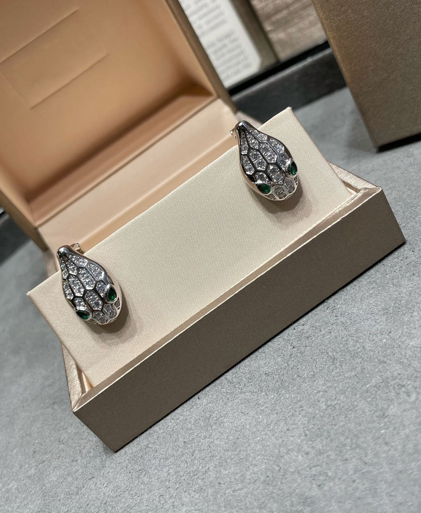 [Marin]SERPENT DIAMOND STUD EARRINGS