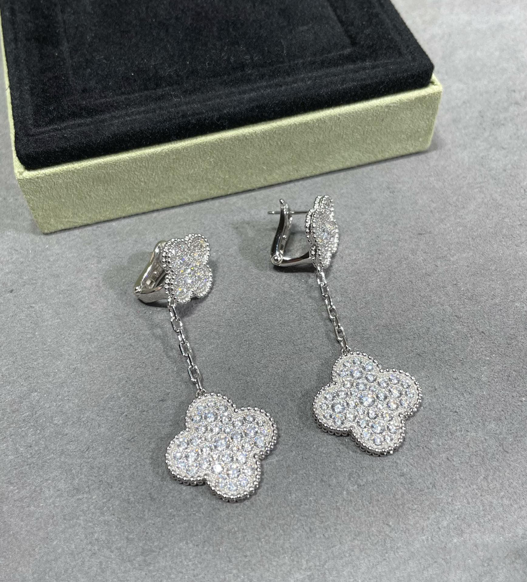 [Marin]CLOVER 2 MOTIFS DIAMOND PAVED SILVER EARRINGS