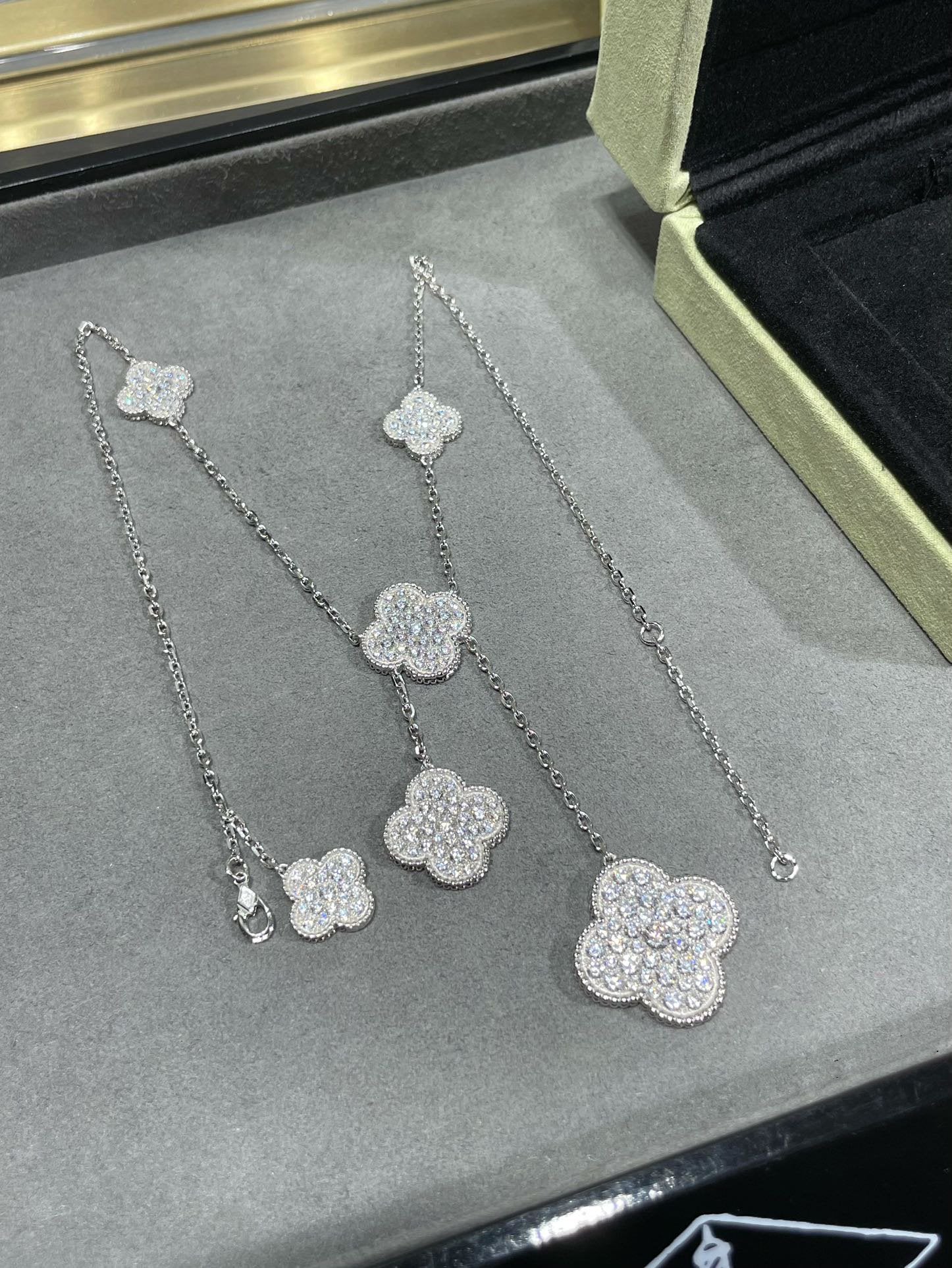 [Marin]CLOVER 6 MOTIF DIAMOND PAVED NECKLACE
