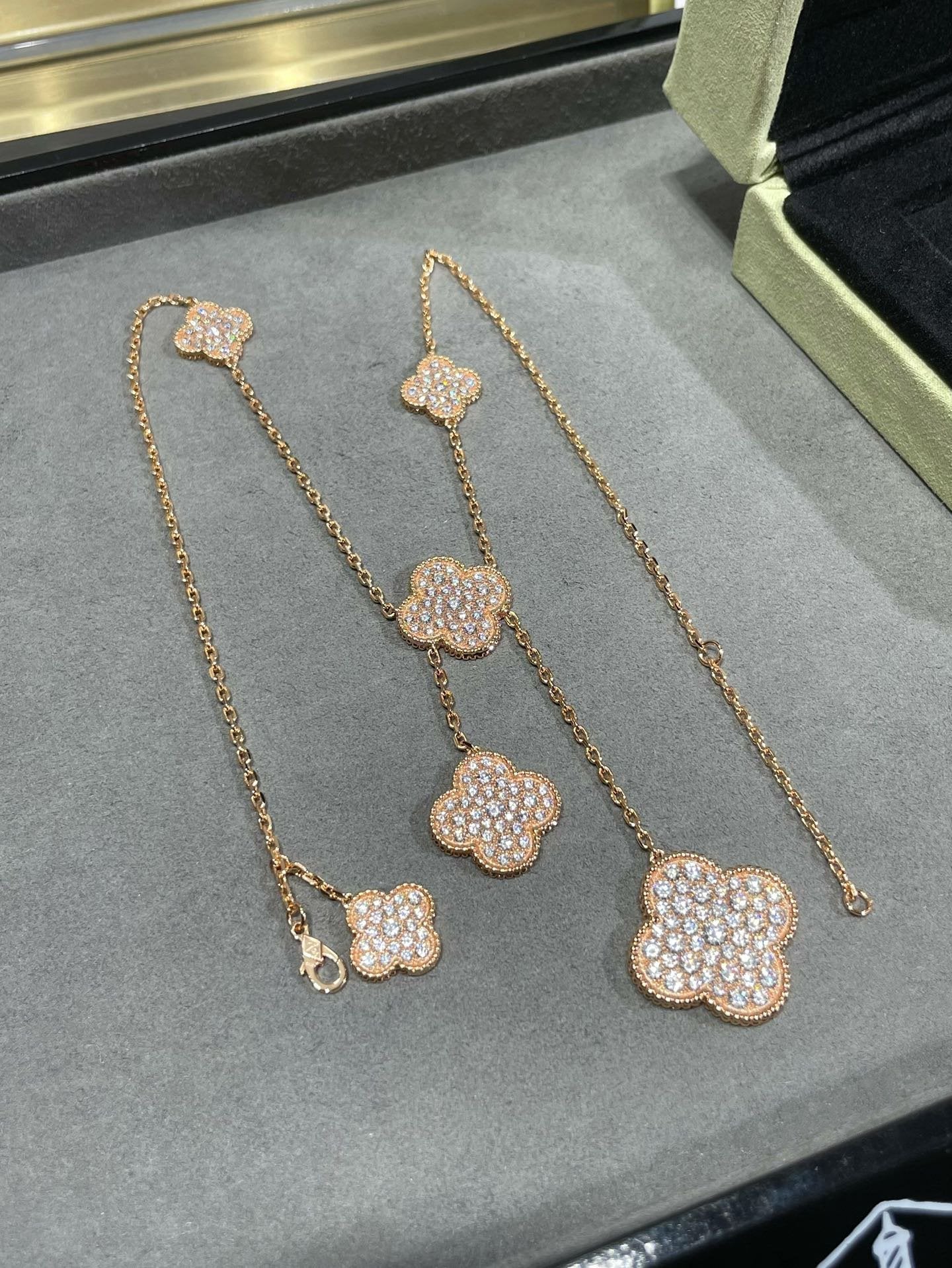 [Marin-Jewelry]CLOVER 6 MOTIF DIAMOND PAVED NECKLACE