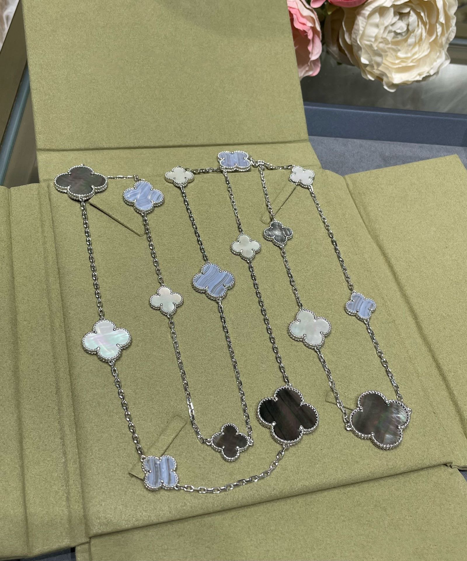 [Marin]CLOVER 16 MOTIF CHALCEDONY MOP SILVER NECKLACE