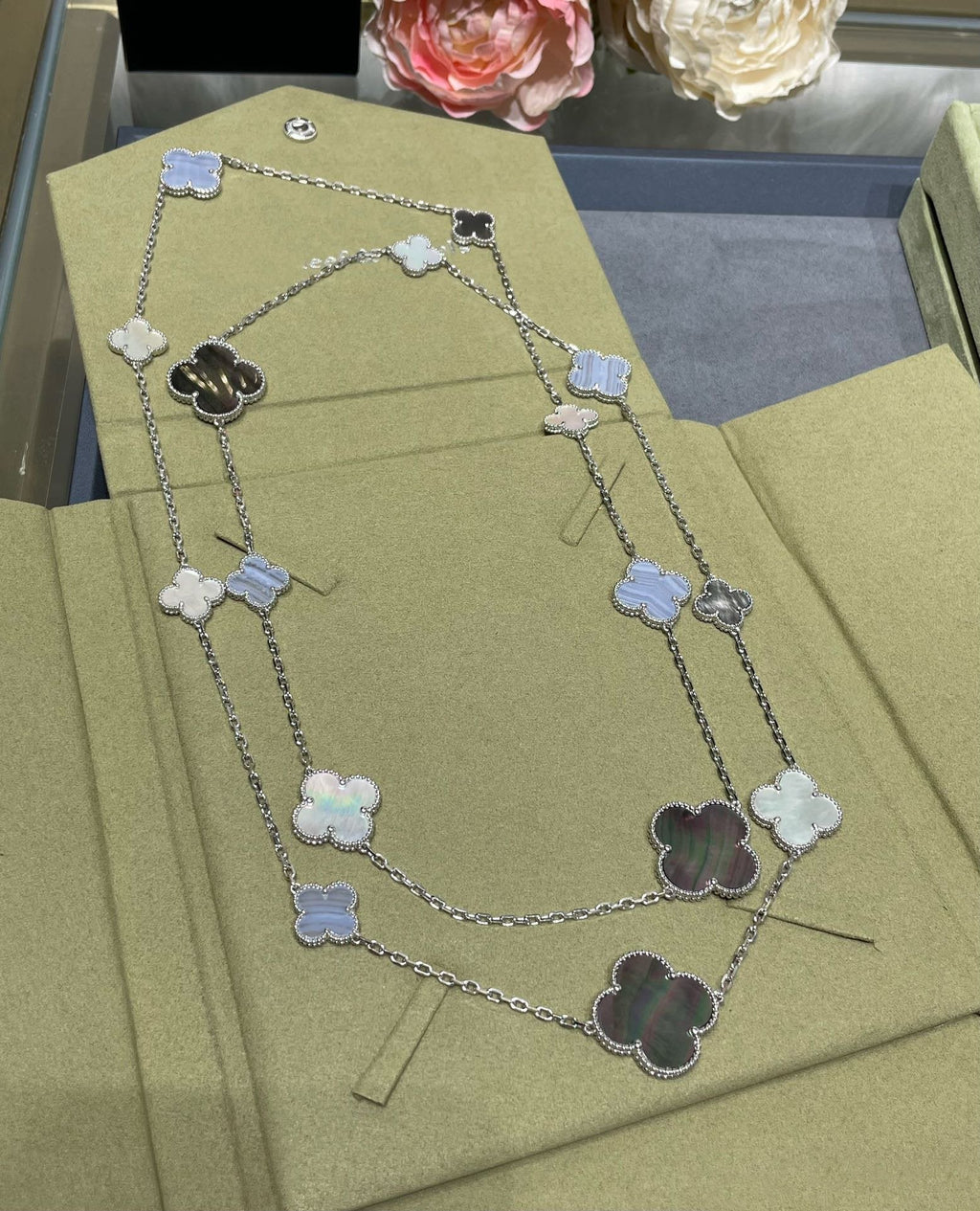 [Marin]COLLIER TRÈFLE 16 MOTIF CHALCEDOINE NACRE ARGENT