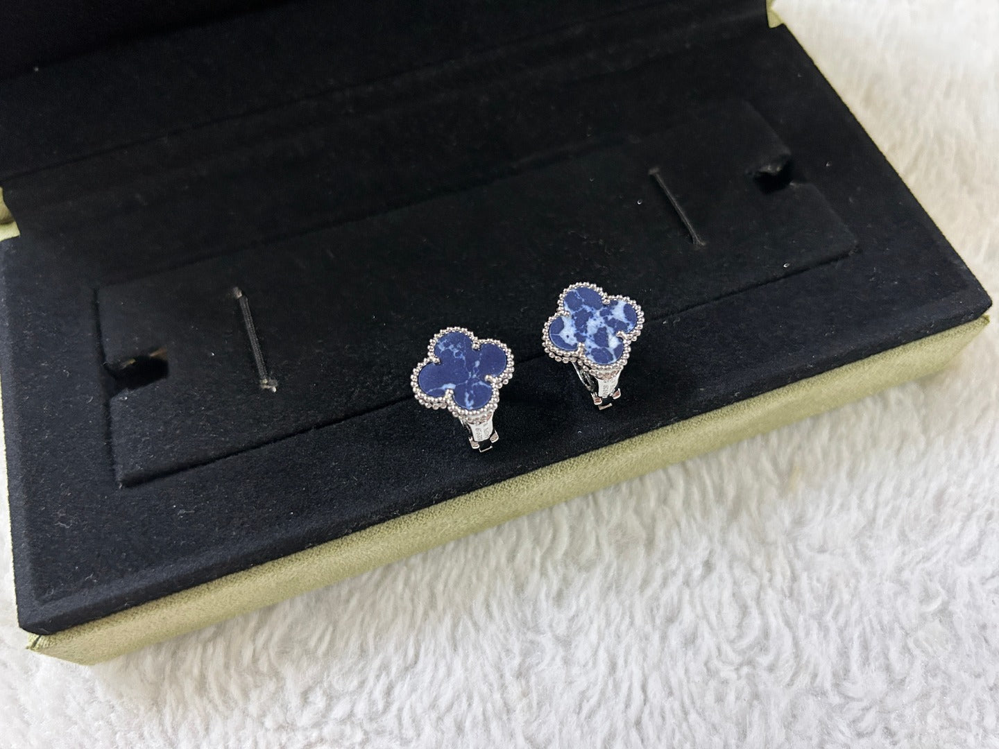 [Marin]CLOVER PIETERSITE MEDIUM STUD EARRINGS