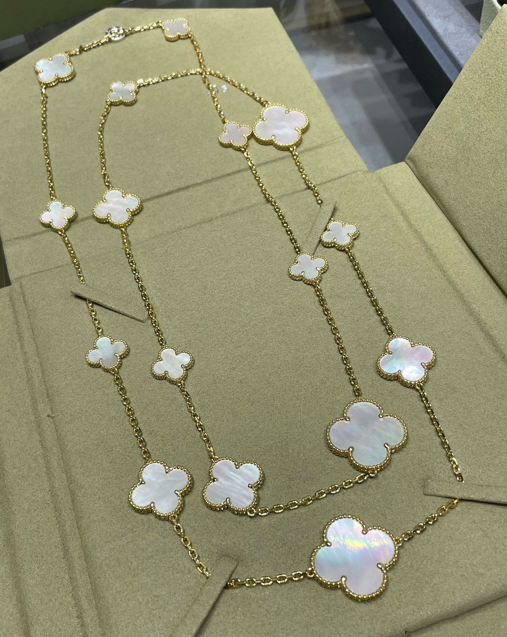 [Marin]COLLIER CLOVER 16 MOTIF NACRE BLANCHE OR