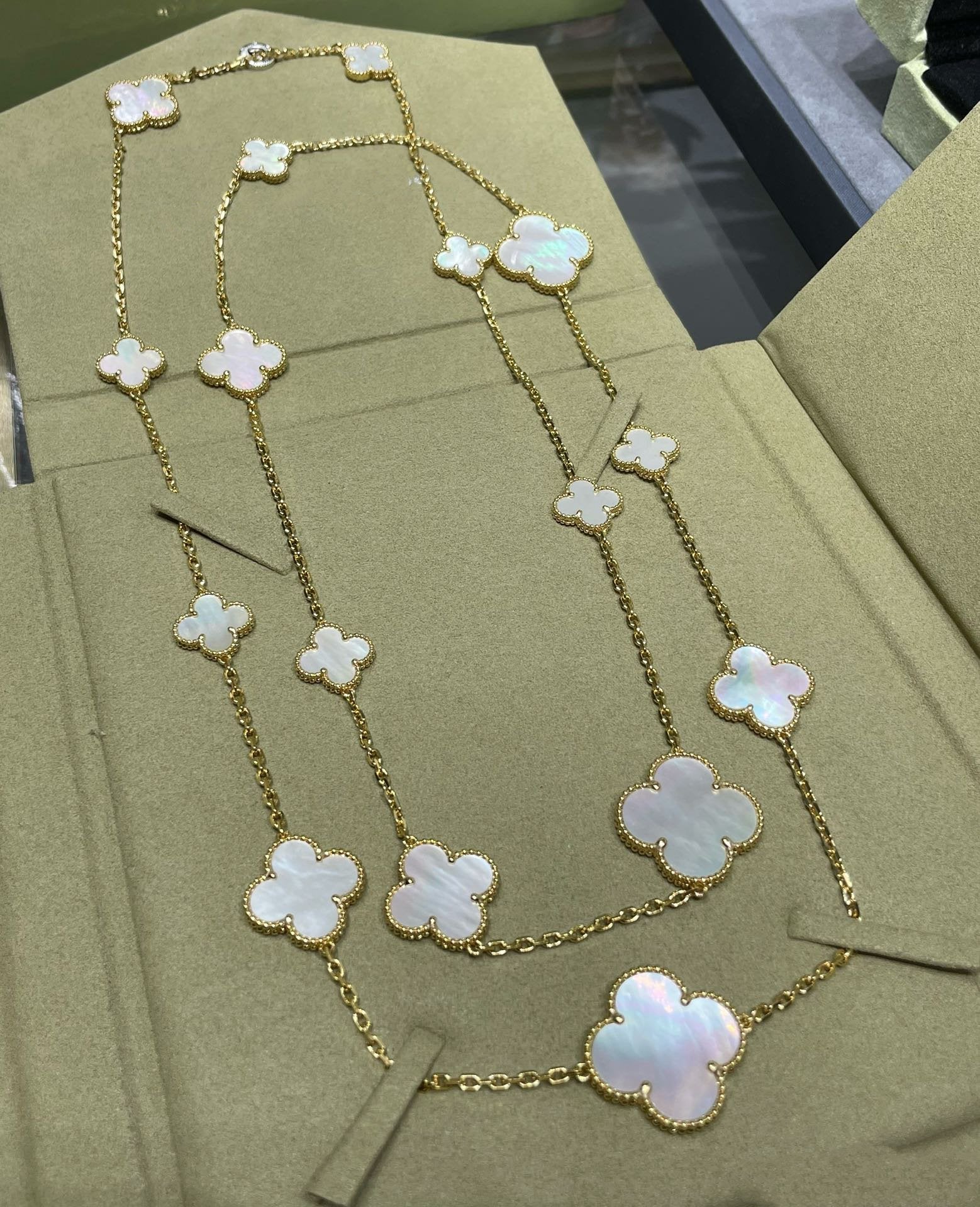 [Marin]COLLIER CLOVER 16 MOTIF NACRE BLANCHE OR