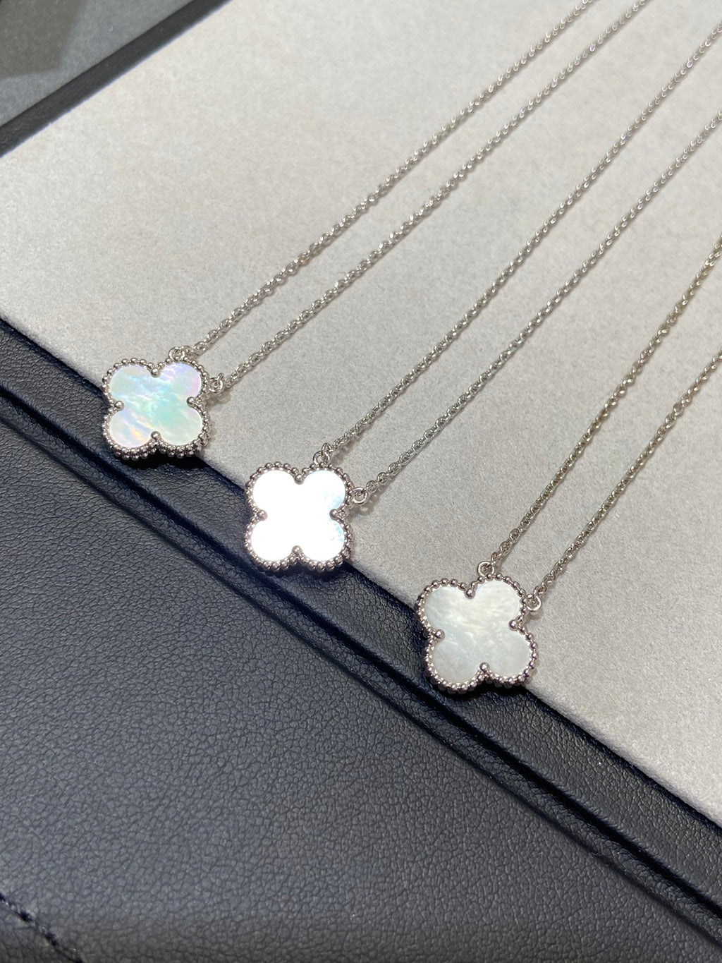 [Marin]COLLIER TRÈFLE MOYEN ARGENT NACRE BLANCHE