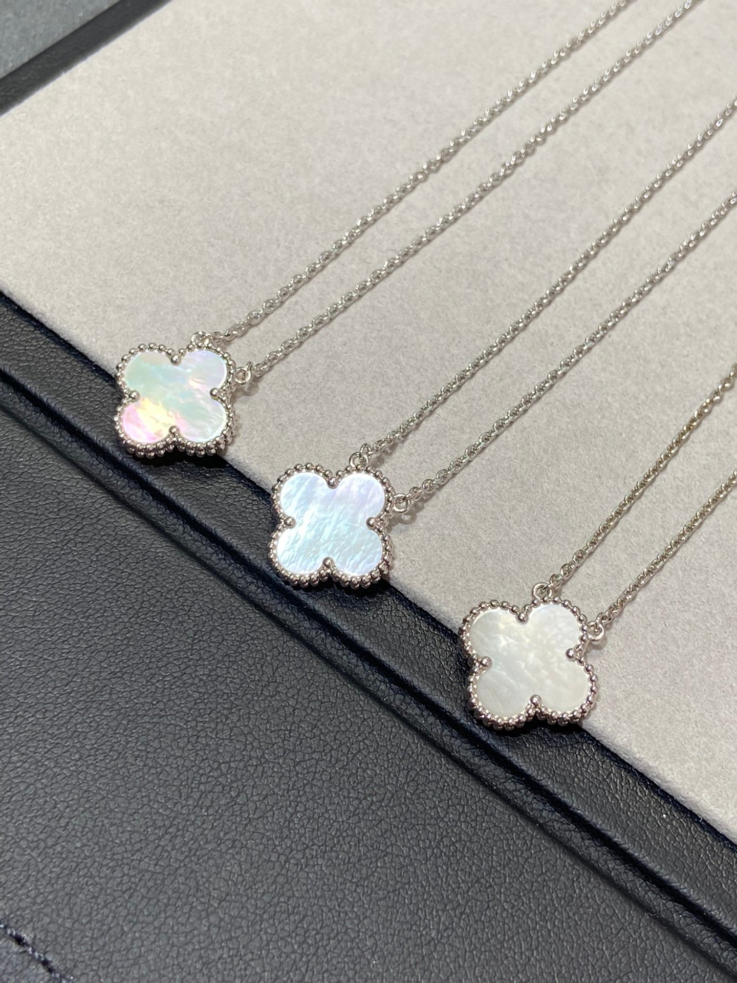 [Marin]COLLIER TRÈFLE MOYEN ARGENT NACRE BLANCHE