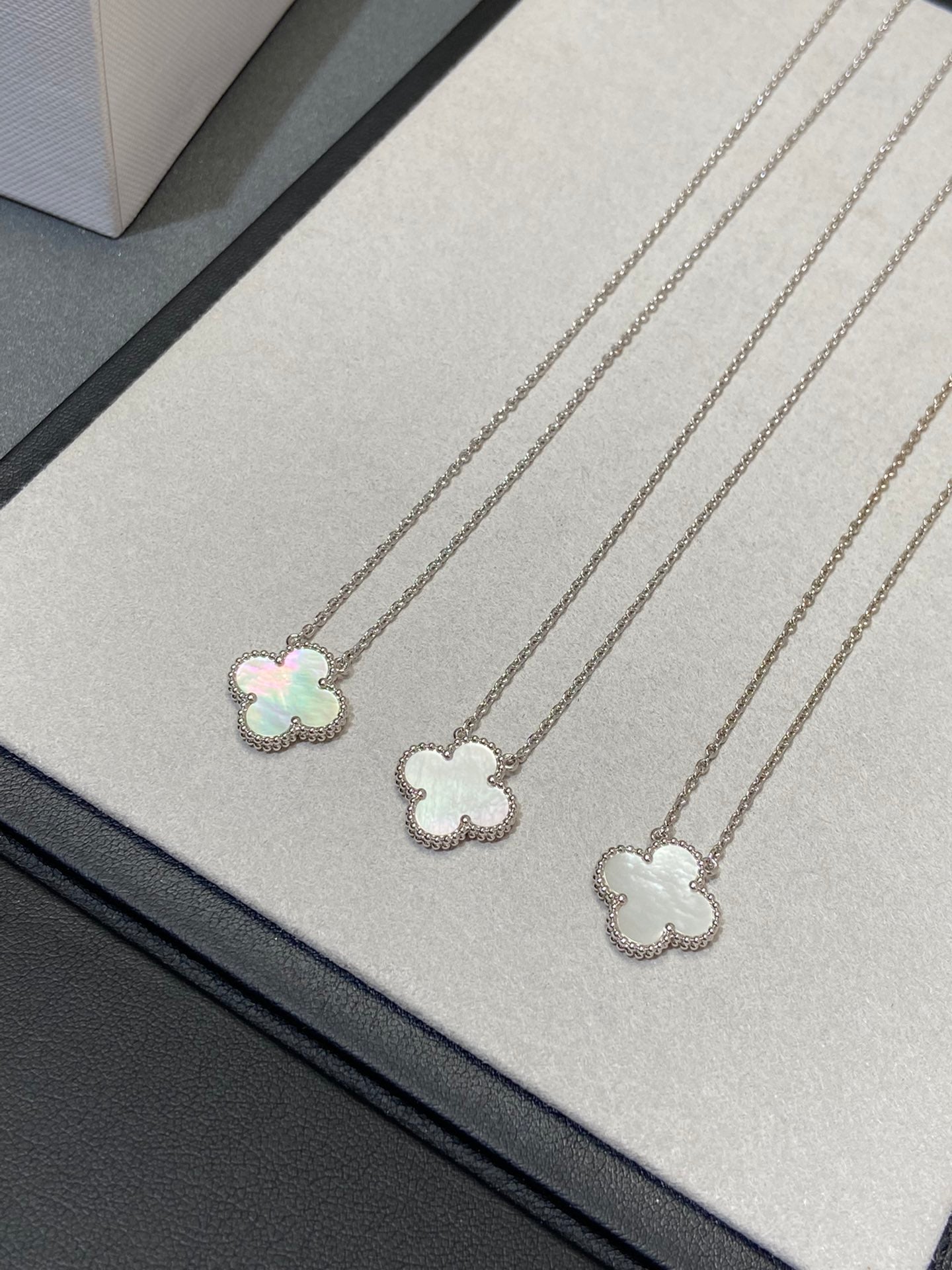 [Marin]COLLIER TRÈFLE MOYEN ARGENT NACRE BLANCHE