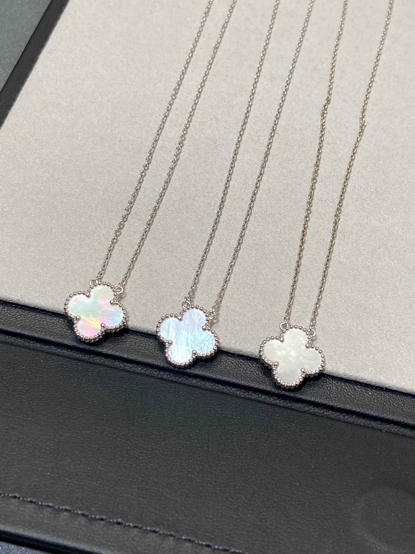 [Marin]COLLIER TRÈFLE MOYEN ARGENT NACRE BLANCHE