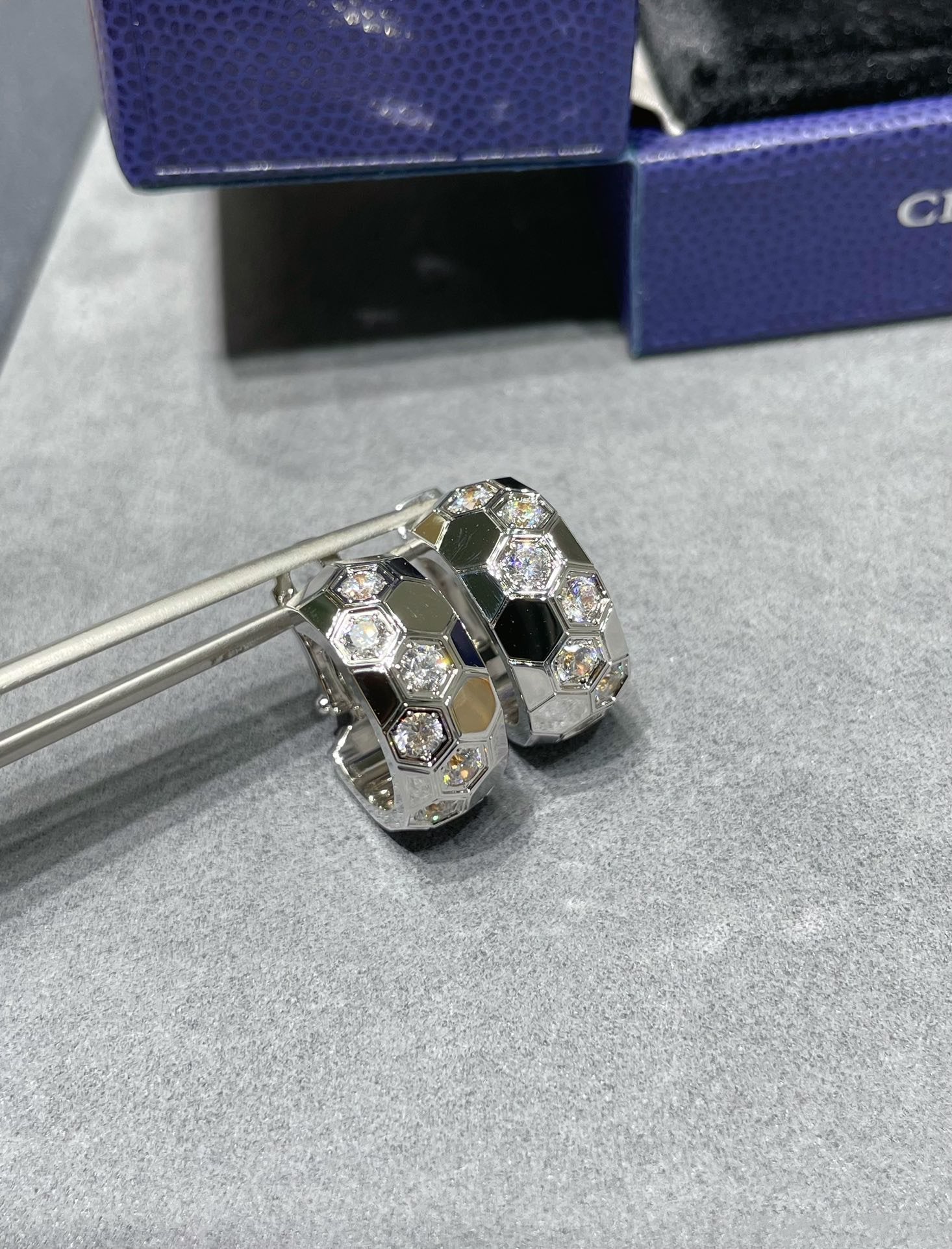 [Marin]BEE LOVE DIAMOND HOOP EARRINGS