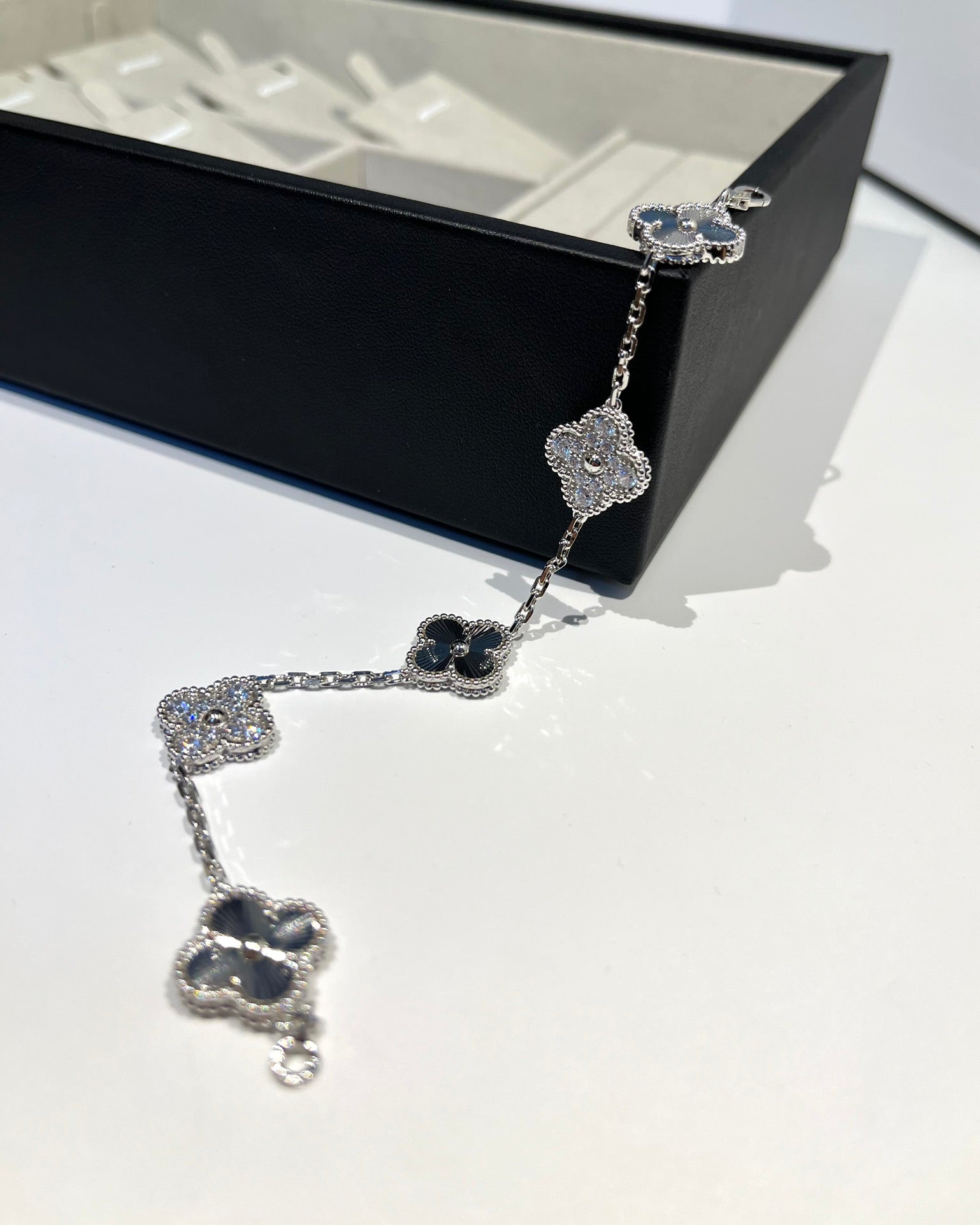 [⭐Shinejoy] CLOVER 5 MOTIF LASER BRACELET COLLECTION