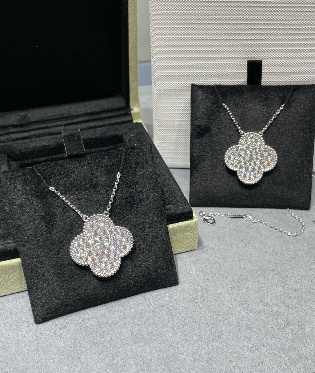 [Marin]CLOVER 25MM LARGE PENDANT DIAMOND PAVED SILVER NECKLACE