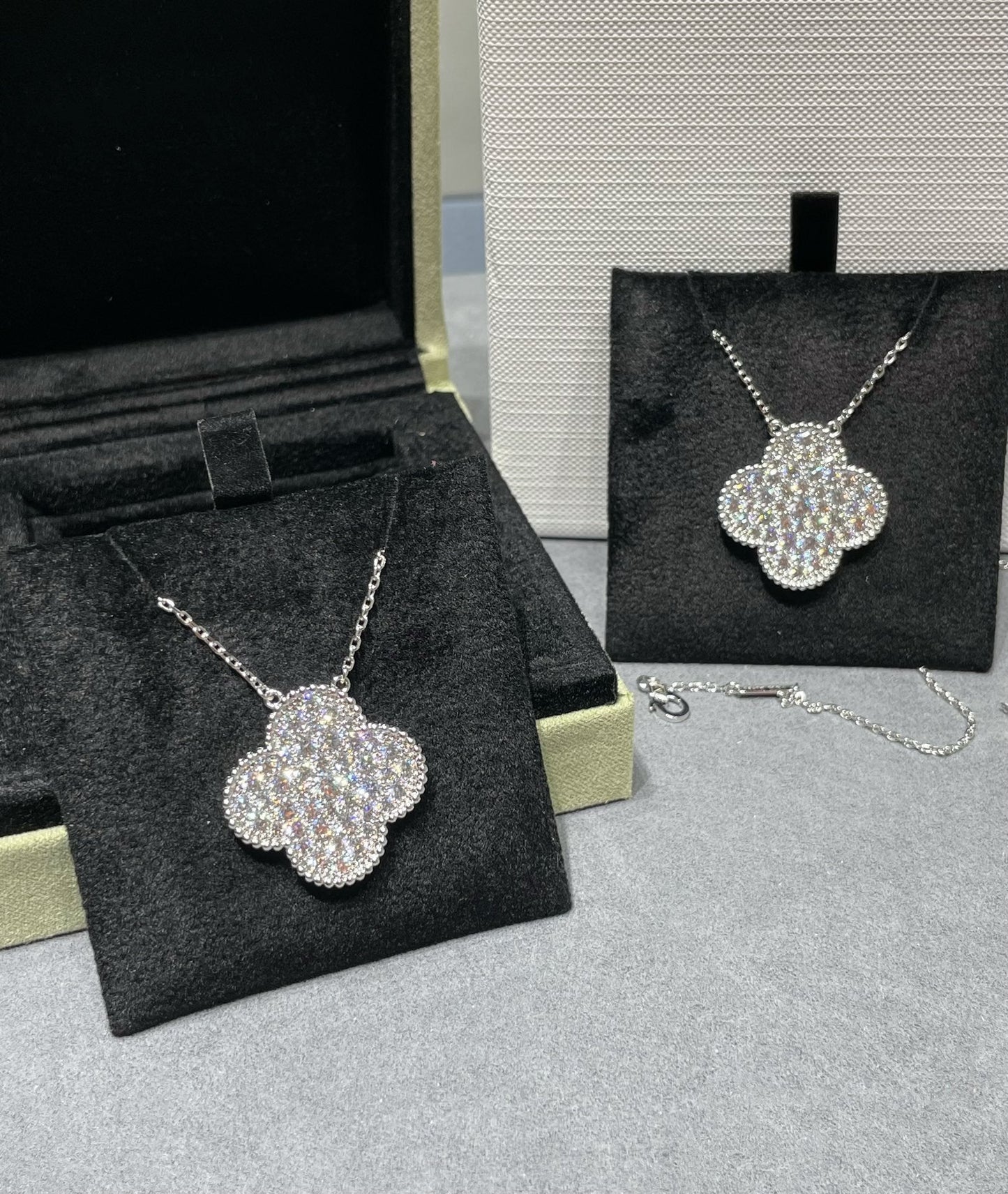 [Marin-Jewelry]CLOVER 25MM LARGE PENDANT DIAMOND PAVED SILVER NECKLACE
