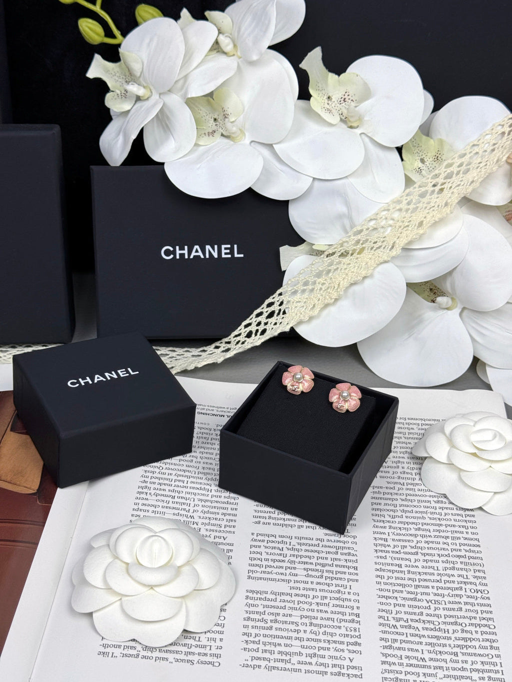 [Marin]Boucles d'oreilles clous émaillées perle Camélia rose 26C