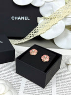 [Marin]Boucles d'oreilles clous émaillées perle Camélia rose 26C