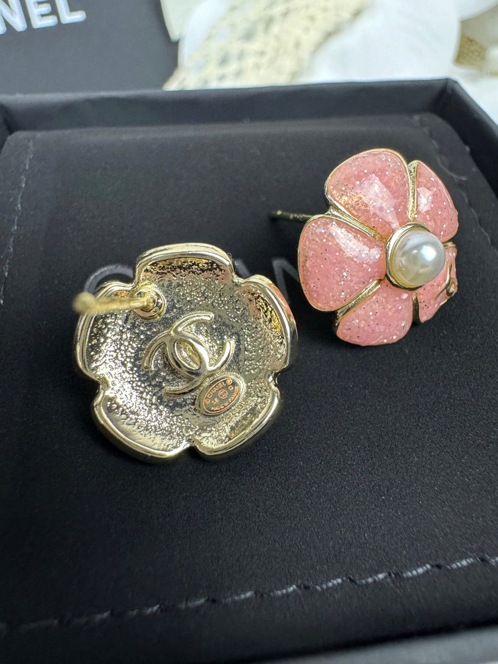 [Marin]Boucles d'oreilles clous émaillées perle Camélia rose 26C