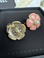 [Marin]Boucles d'oreilles clous émaillées perle Camélia rose 26C