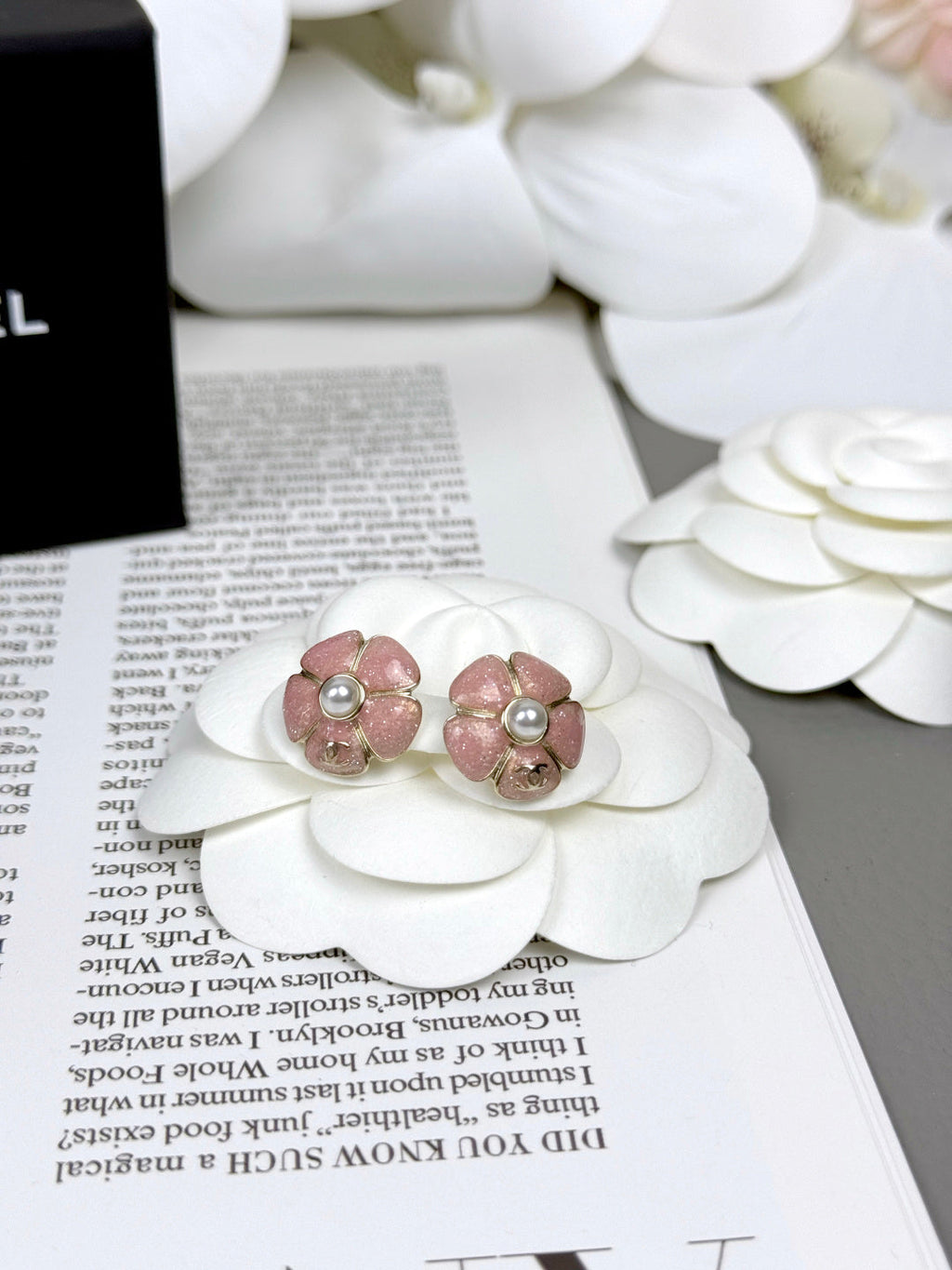 [Marin]Boucles d'oreilles clous émaillées perle Camélia rose 26C