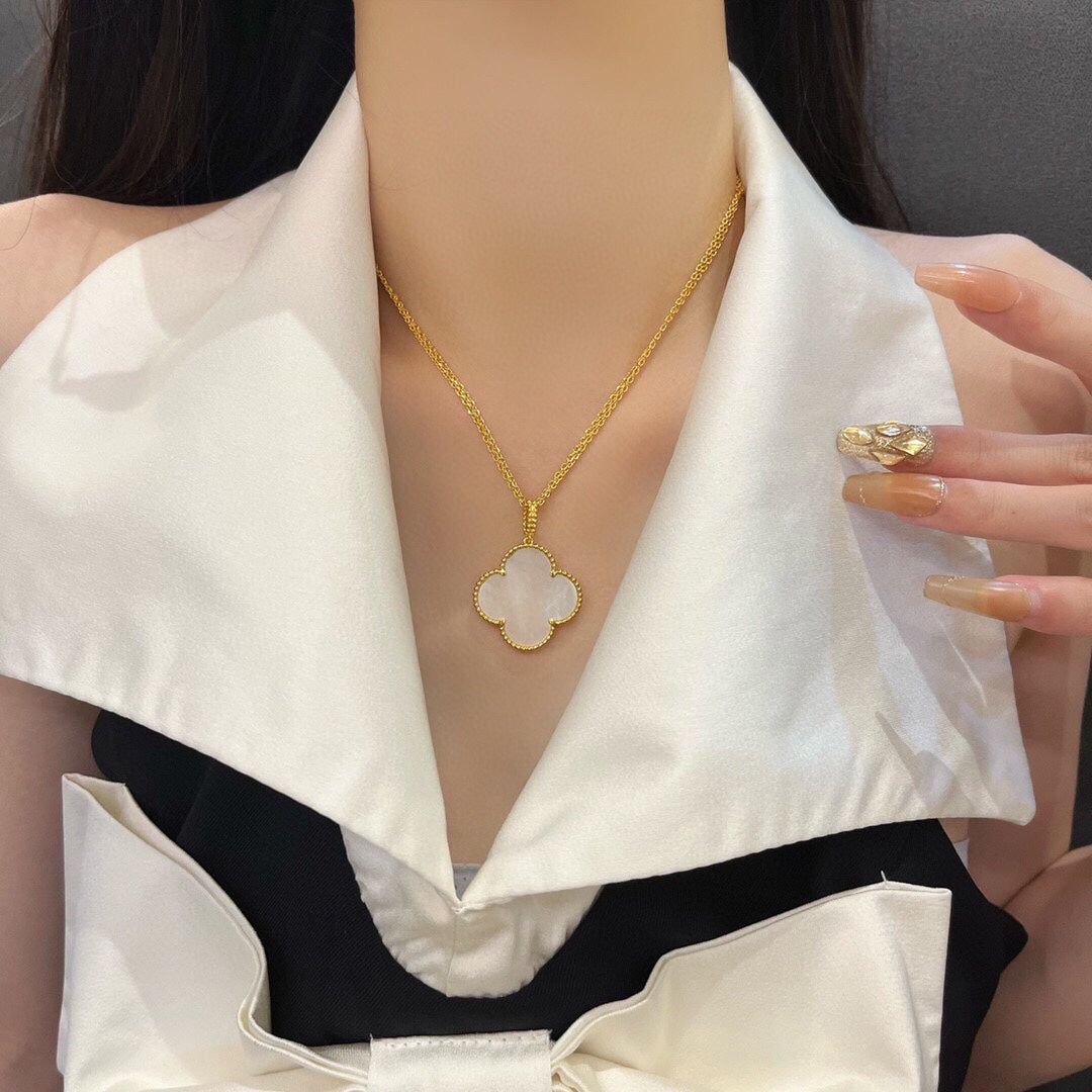 [Marin]CLOVER 25MM MOP LARGE PENDANT NECKLACE