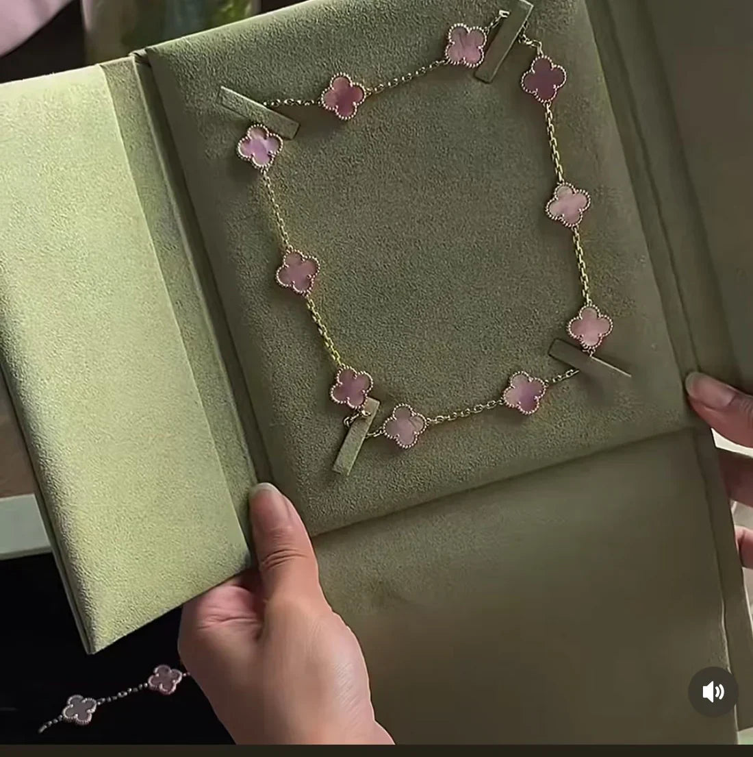 [Marin Jewellery] Pink Necklace with Ten Clover Designs
