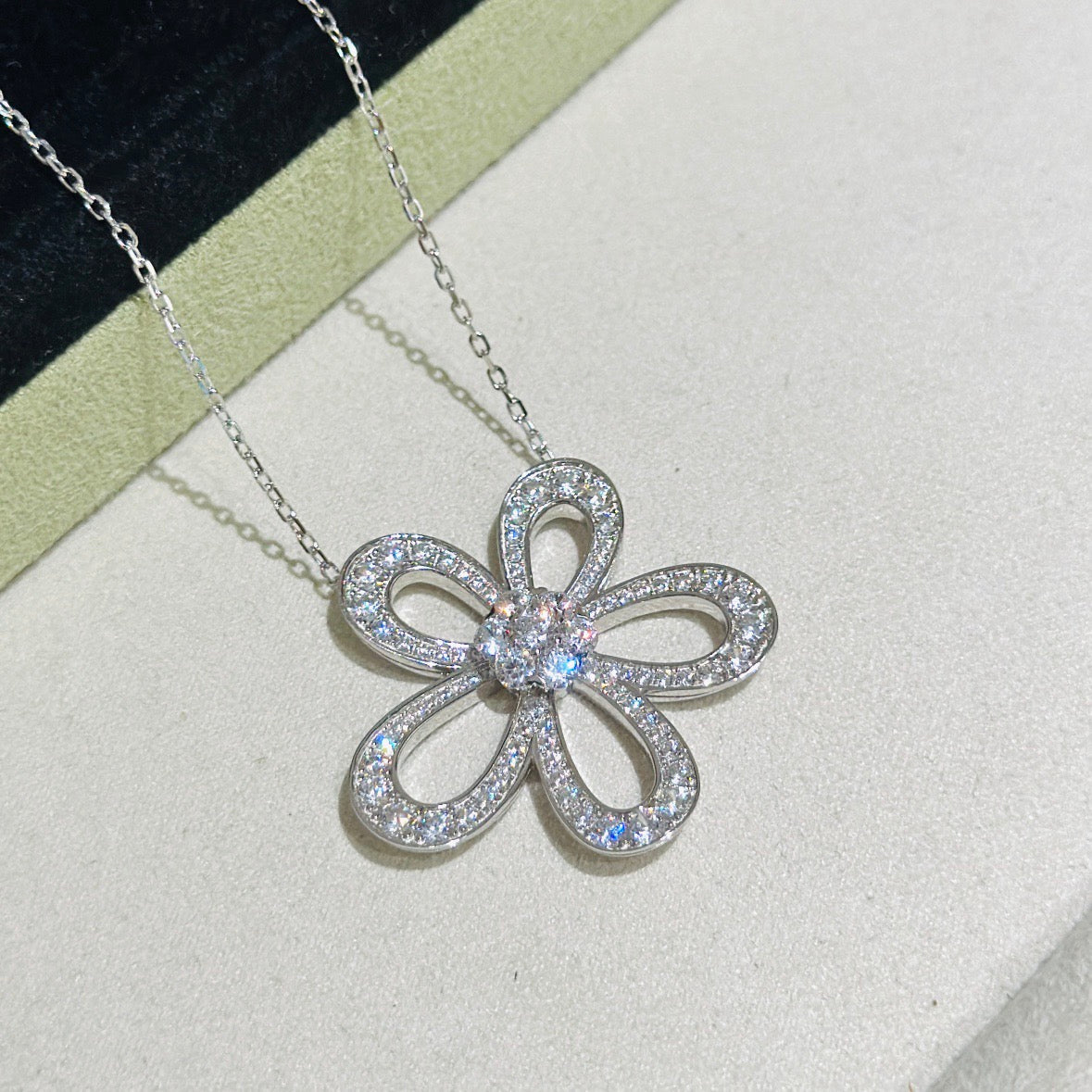 [Marin]FLOWERLACE NECKLACE FULL DIAMONDS