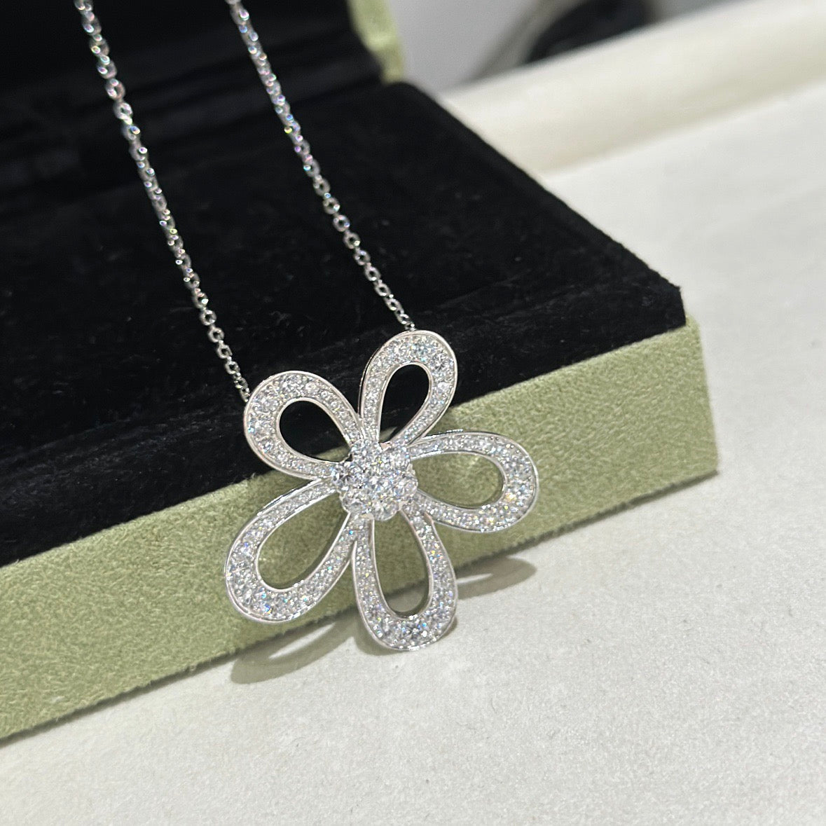 [Marin]FLOWERLACE NECKLACE FULL DIAMONDS