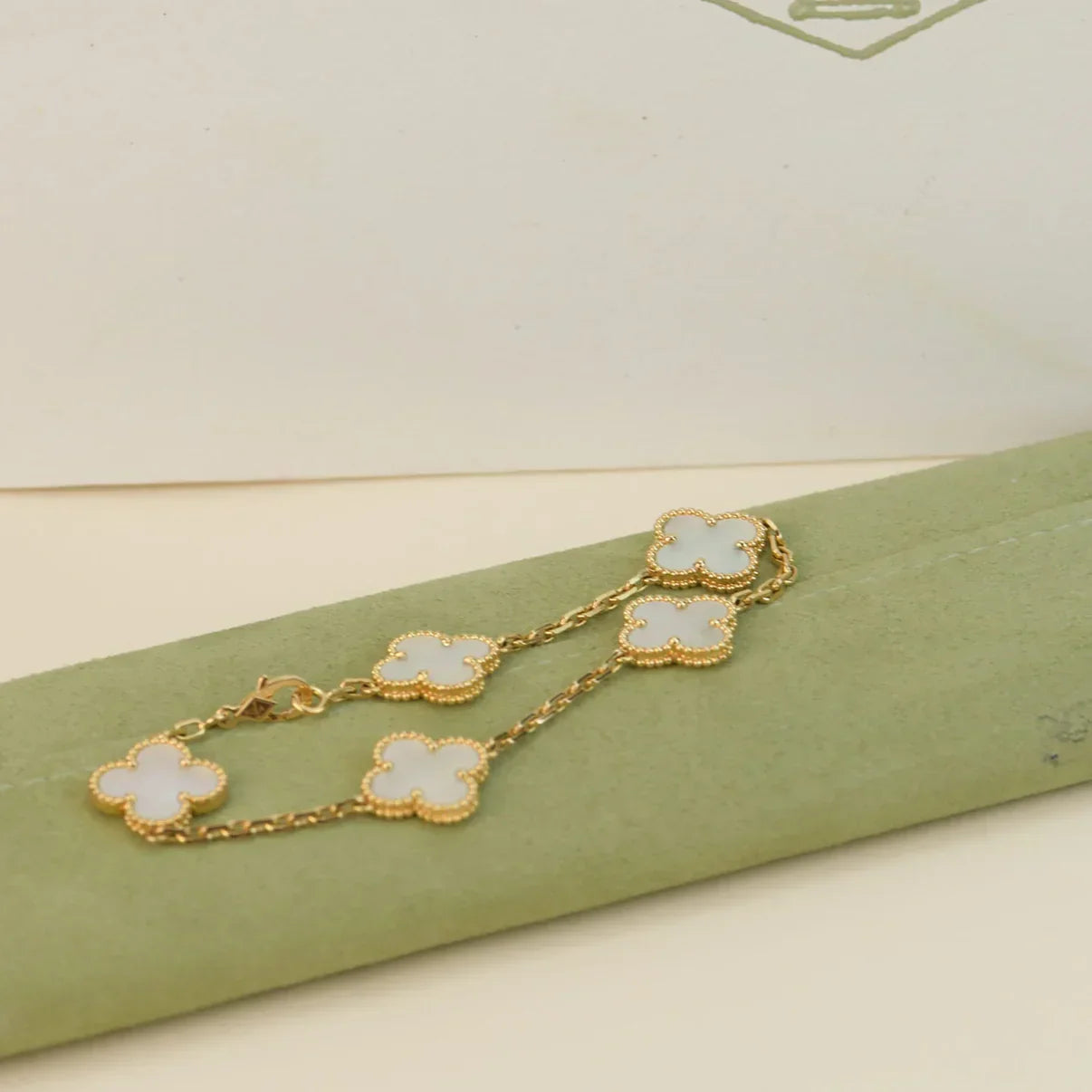 [⭐Shinejoy]CLOVER WHITE PEARL MOP 5 MOTIF BRACELET COLLECTION