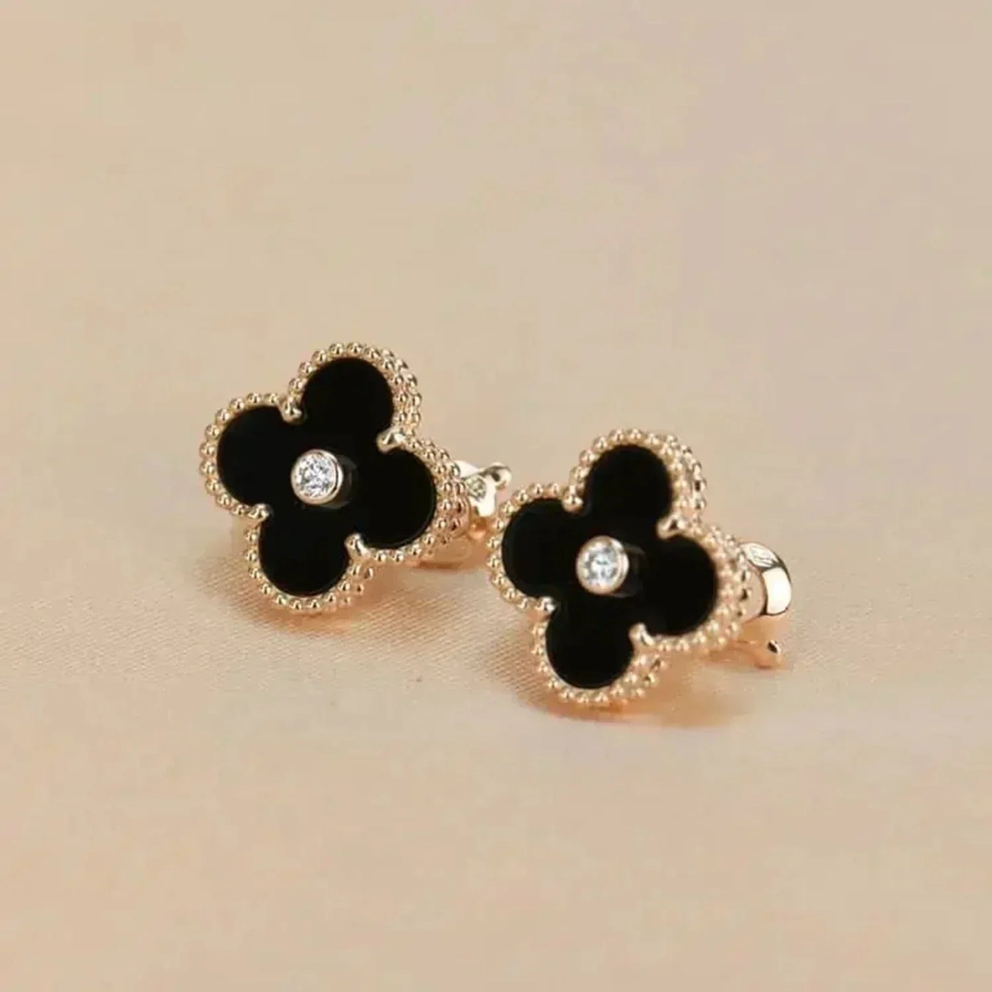 [Marin-Jewelry]CLOVER MEDIUM 1 MOTIFS ONYX DIAMOND EARRINGS