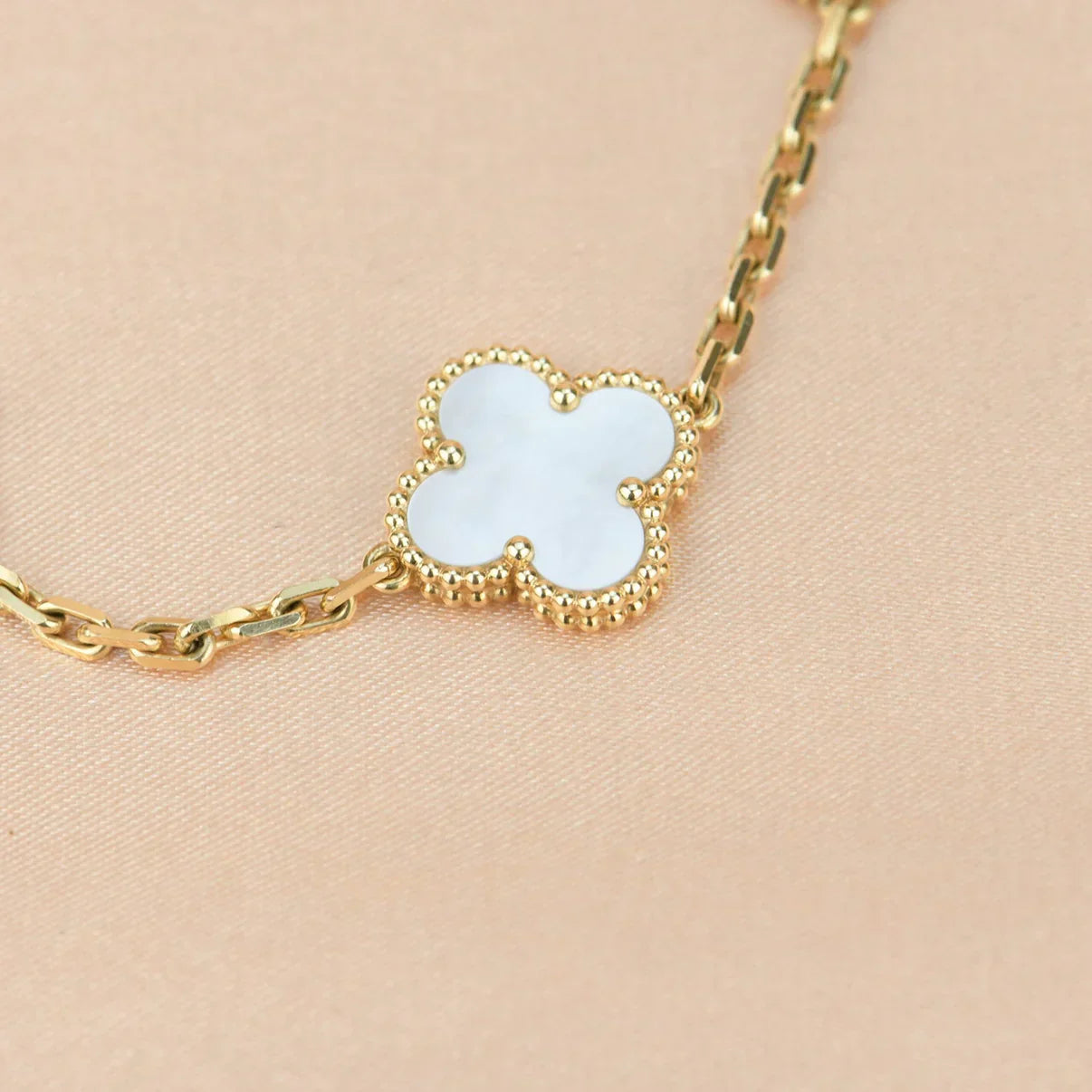 [⭐Shinejoy]CLOVER WHITE PEARL MOP 5 MOTIF BRACELET COLLECTION