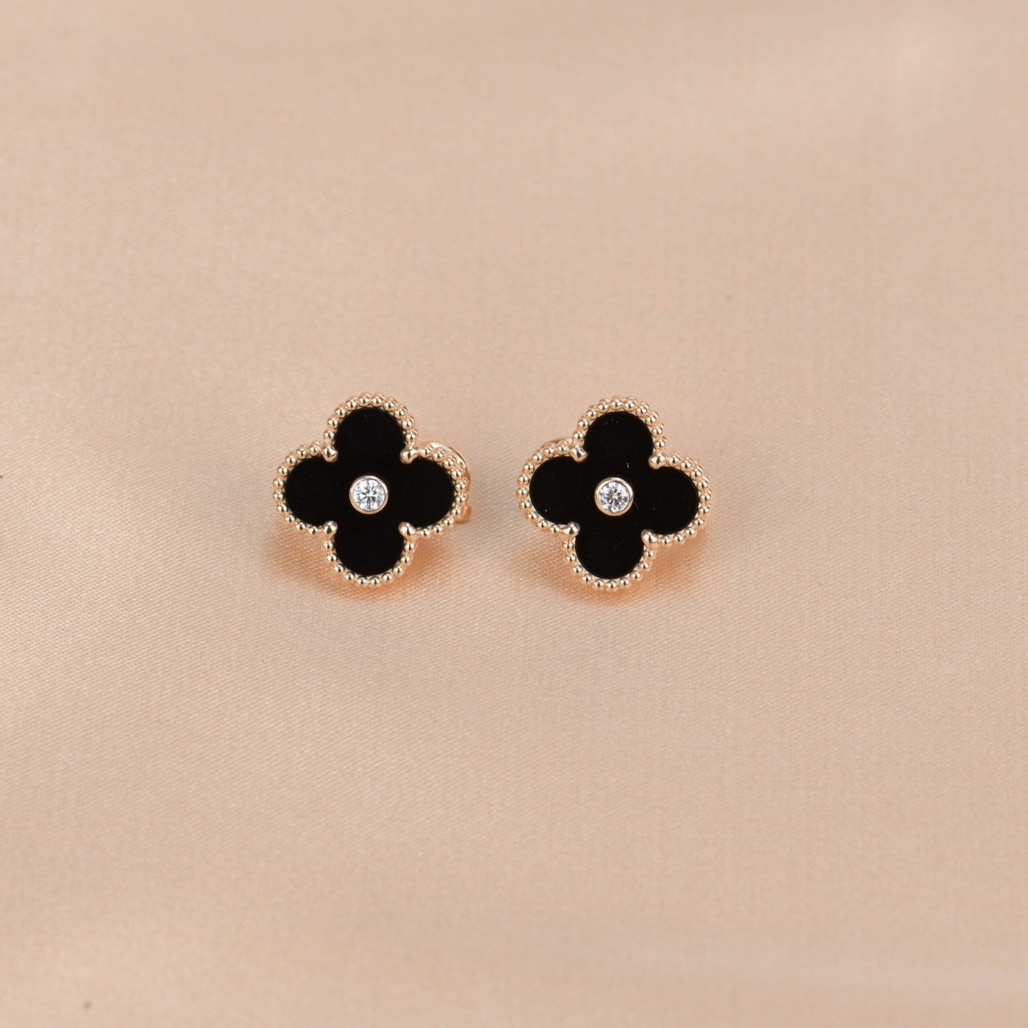 [Marin-Jewelry]CLOVER MEDIUM 1 MOTIFS ONYX DIAMOND EARRINGS