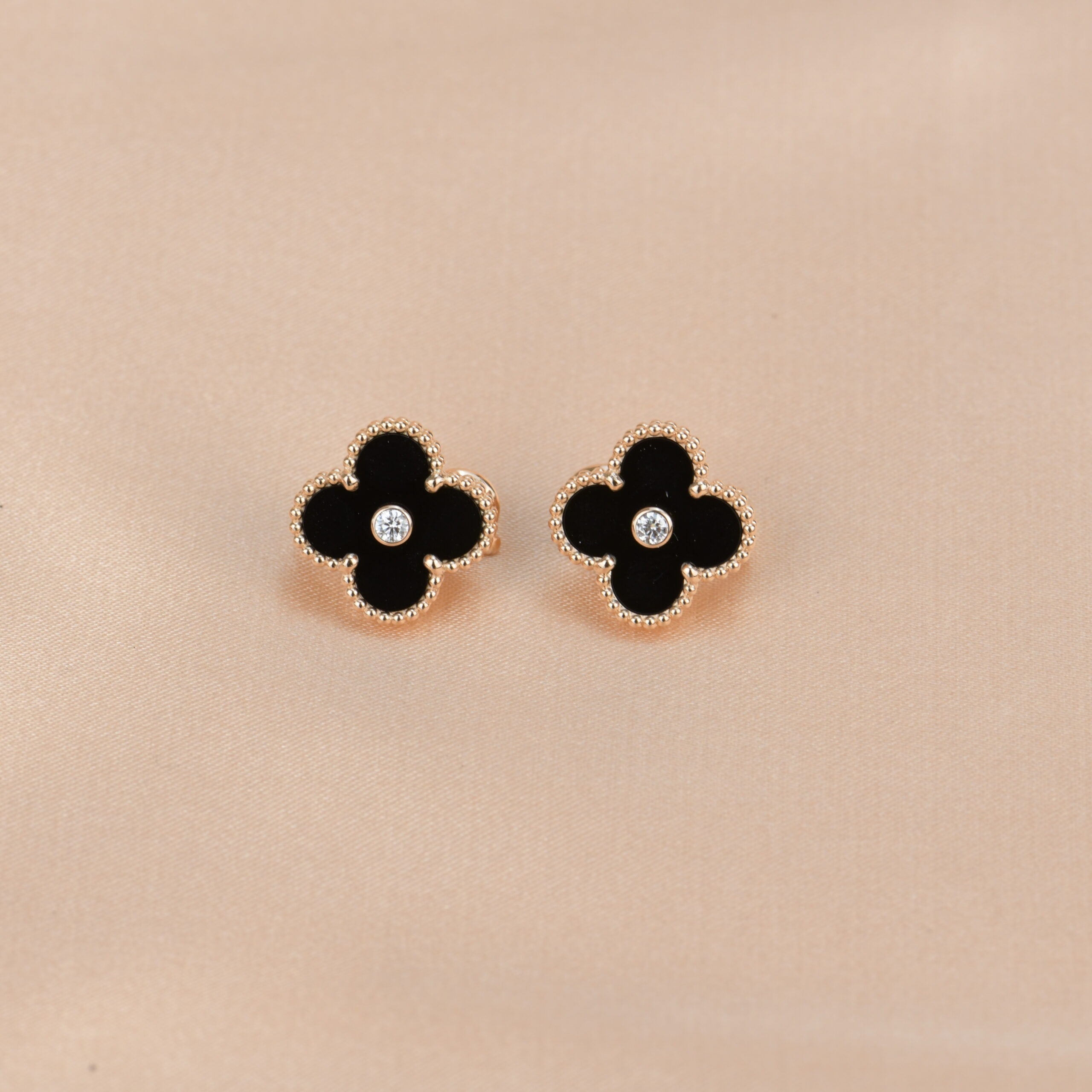 [Marin]CLOVER MEDIUM 1 MOTIFS ONYX DIAMOND EARRINGS