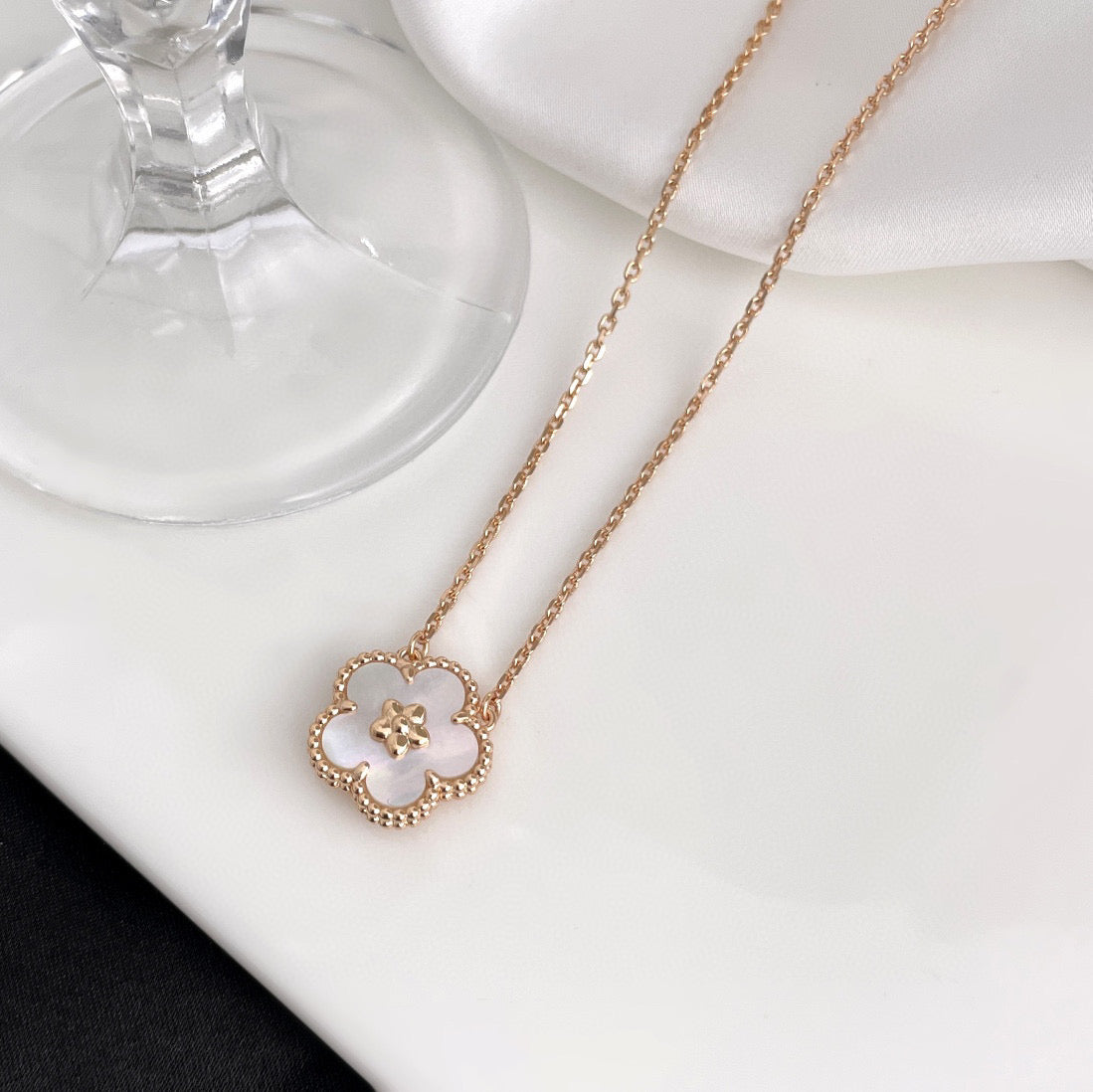 [Marin]LUCKY  WHITE MOP  PLUM BLOSSOM NECKLACE