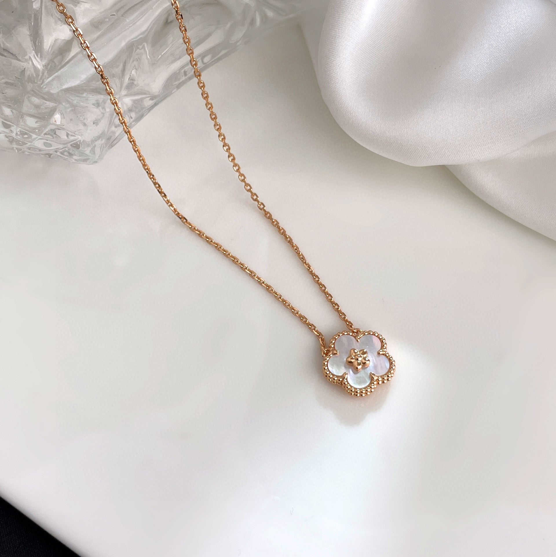 [Marin]LUCKY 白いモップ梅ネックレス