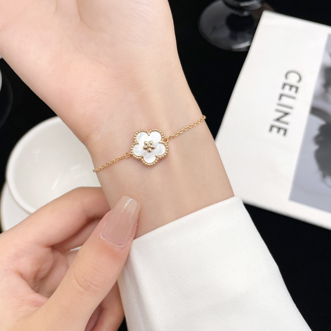 [マリン]LUCKY WHITE MOP PLUM BLOSSOM ブレスレット
