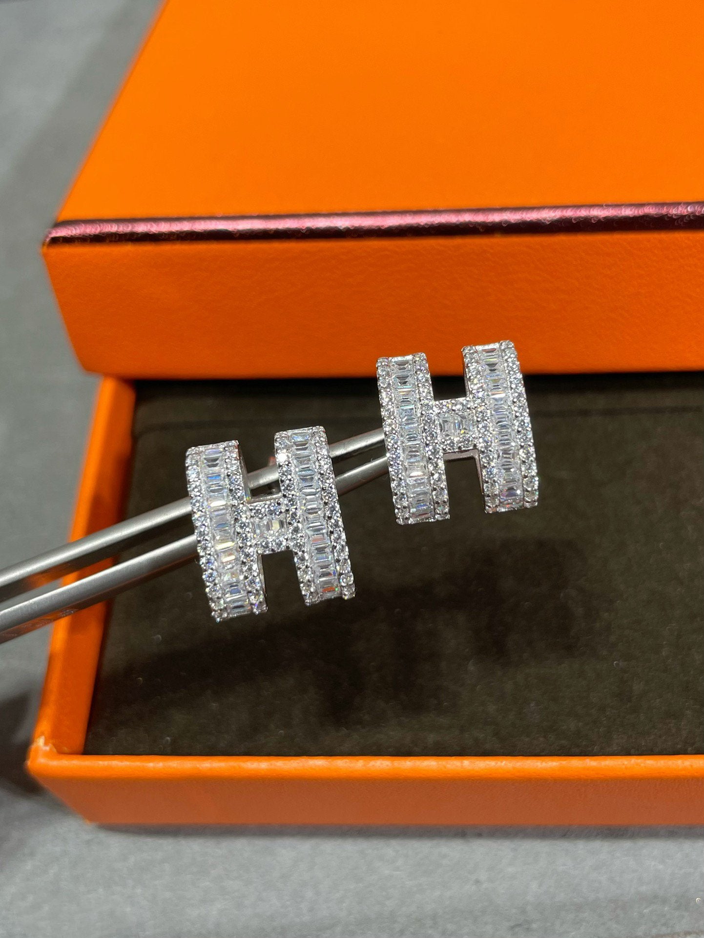[Marin-Jewelry]H STUD EARRINGS WITH SILVER DIAMONDS
