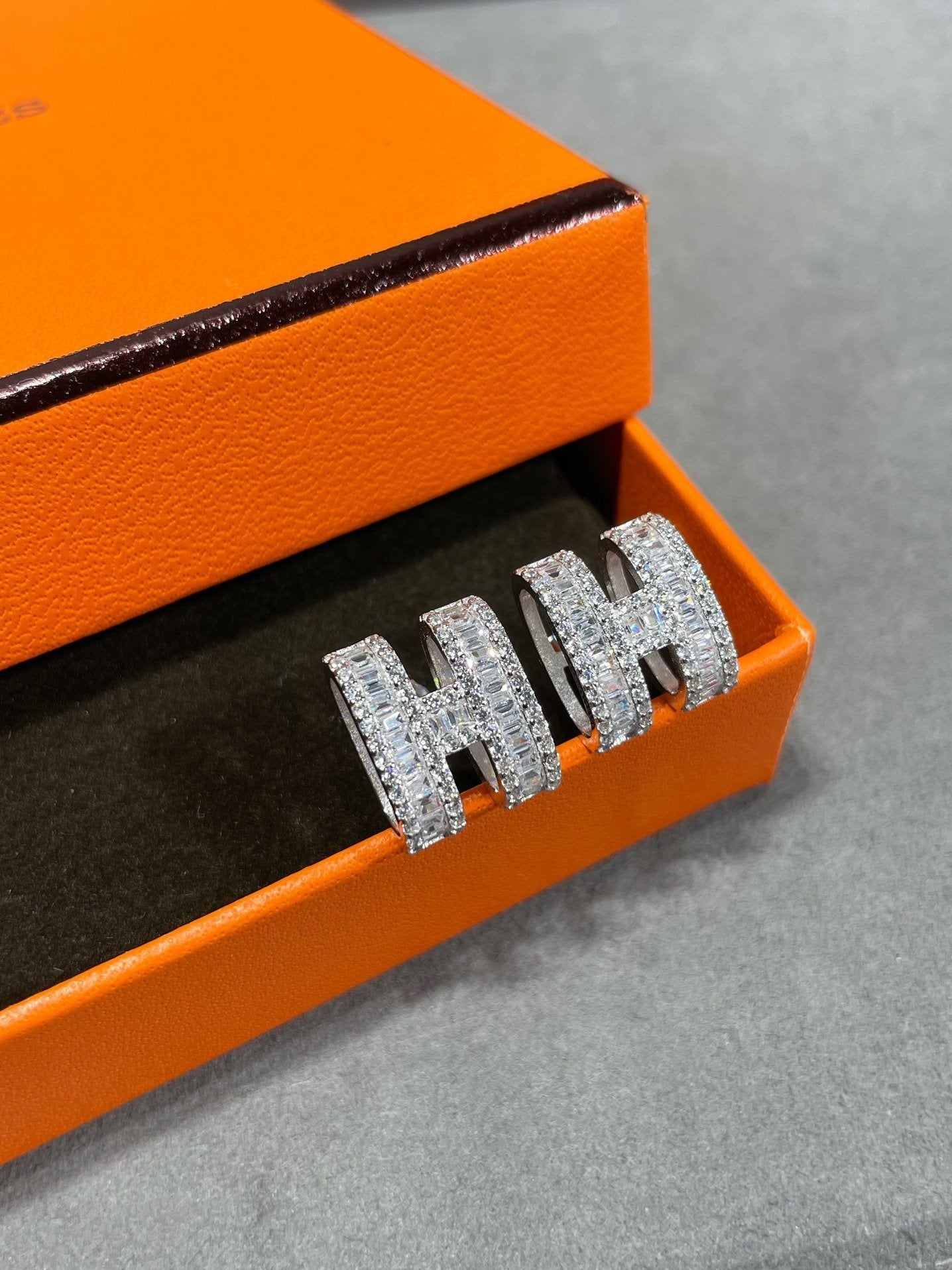 [Marin-Jewelry]H STUD EARRINGS WITH SILVER DIAMONDS